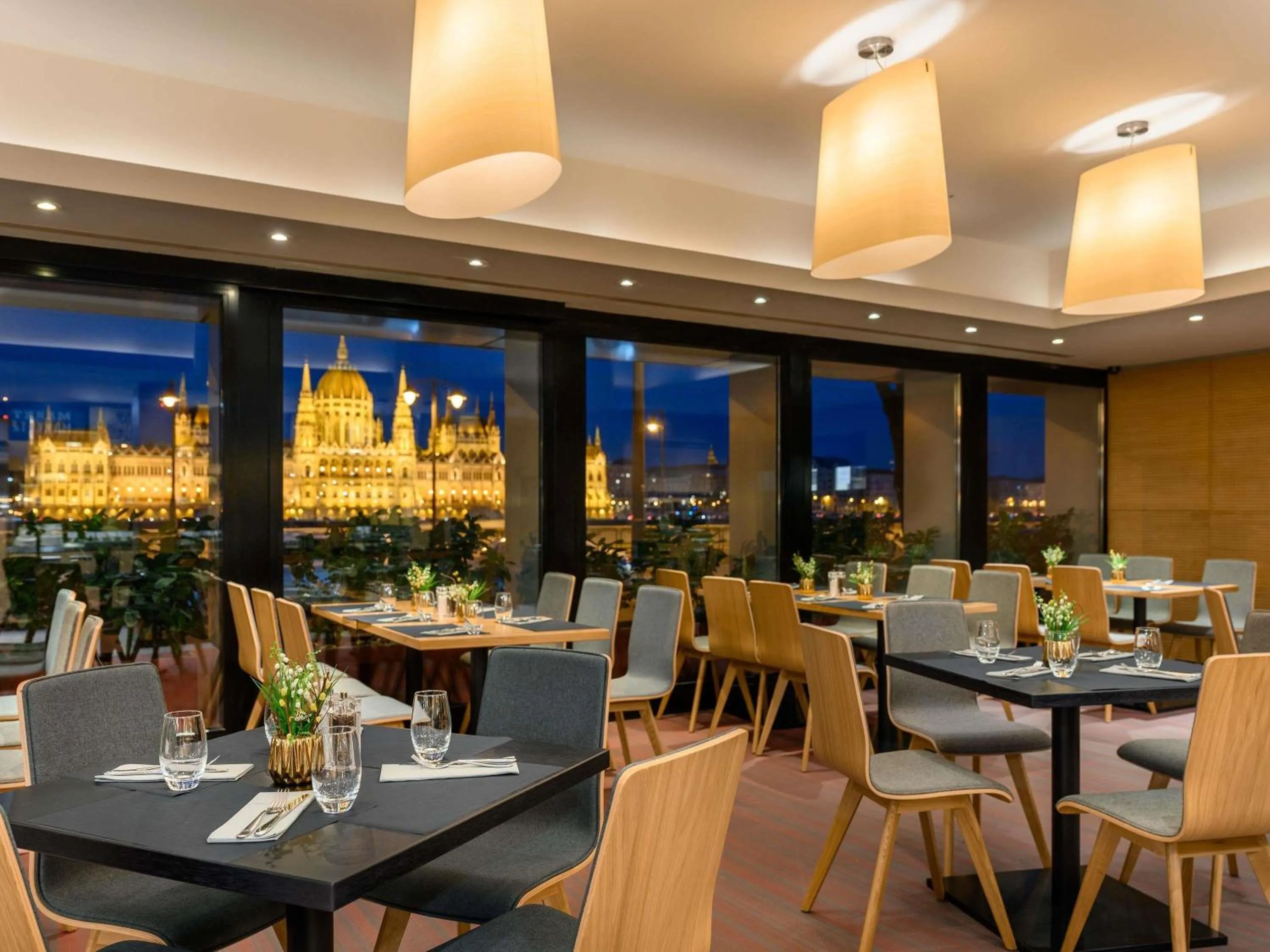 Restaurant/places to eat in Novotel Budapest Danube
