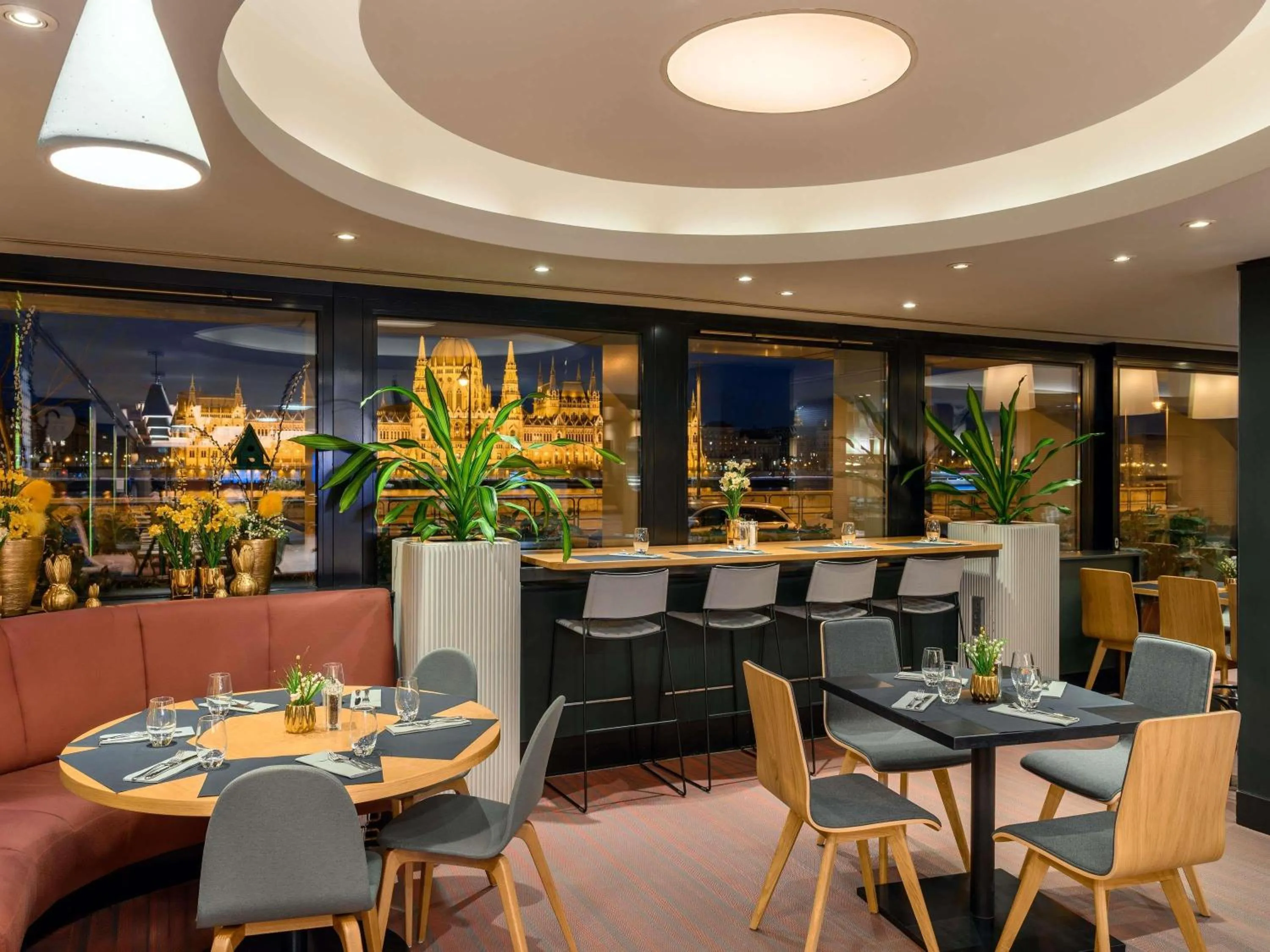 Restaurant/places to eat in Novotel Budapest Danube
