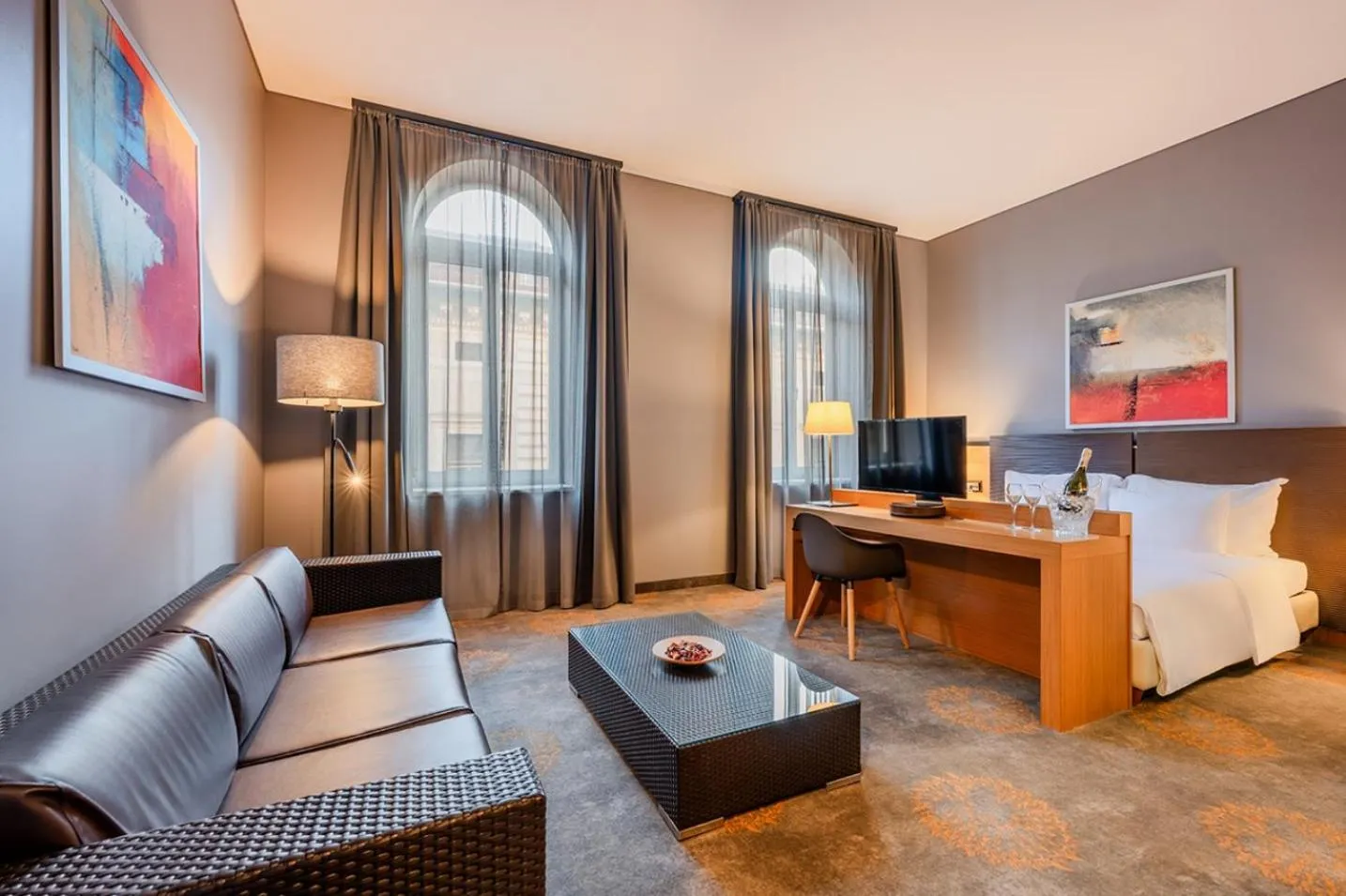 Communal lounge/ TV room, Bed in Hotel Museum Budapest