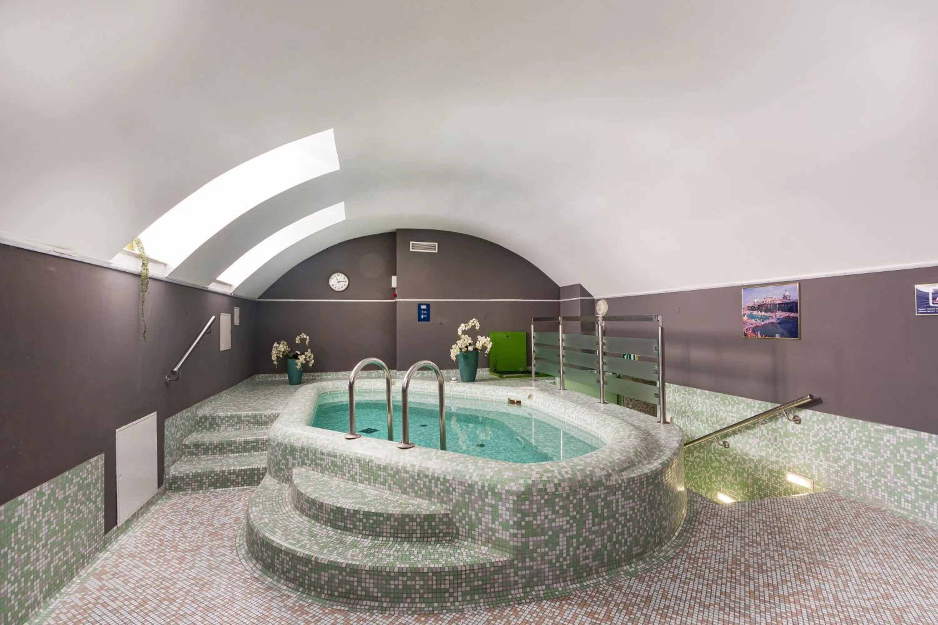 Swimming pool in Hotel Museum Budapest