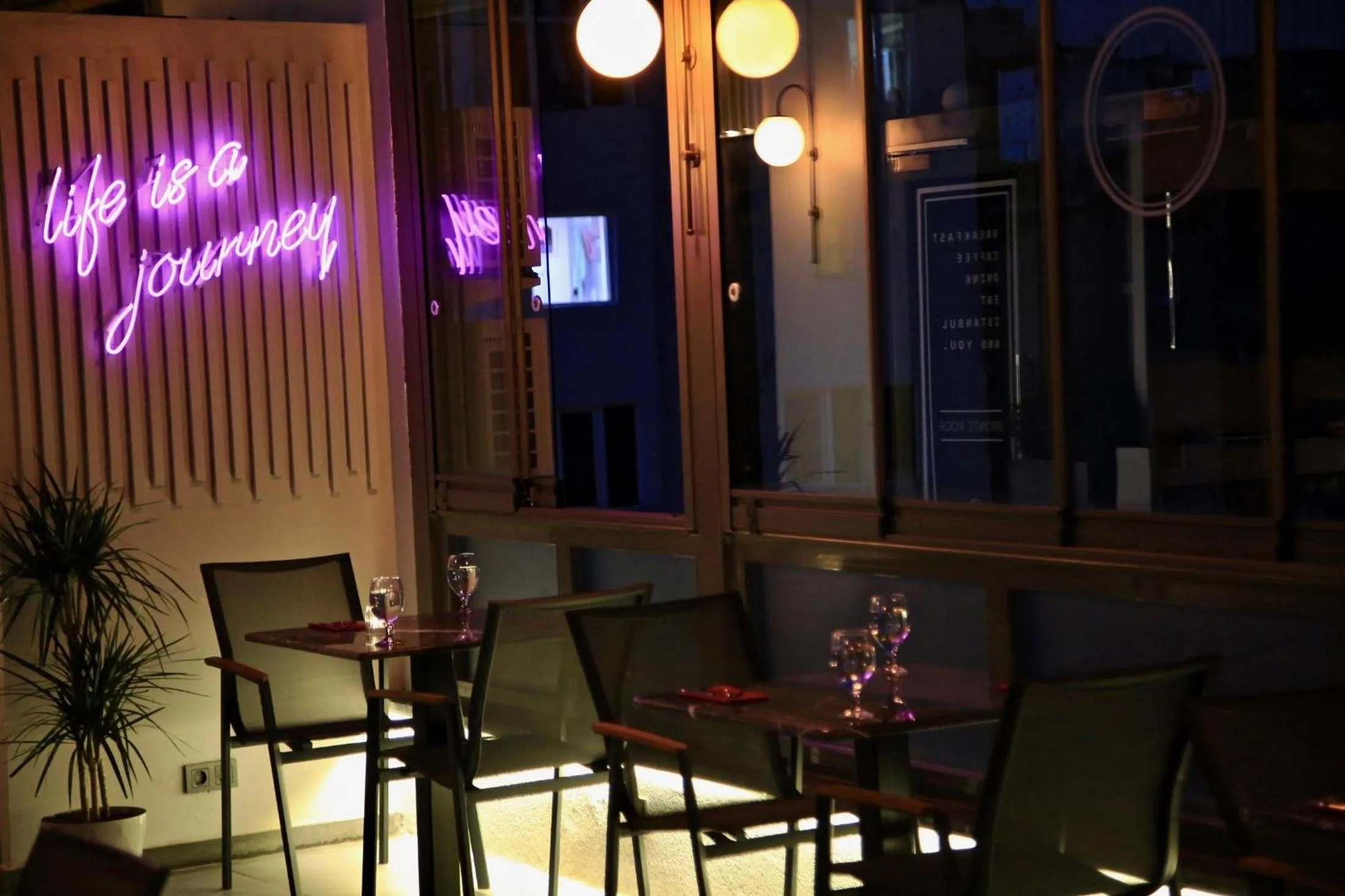 Restaurant/places to eat in HOTEL BRONTE