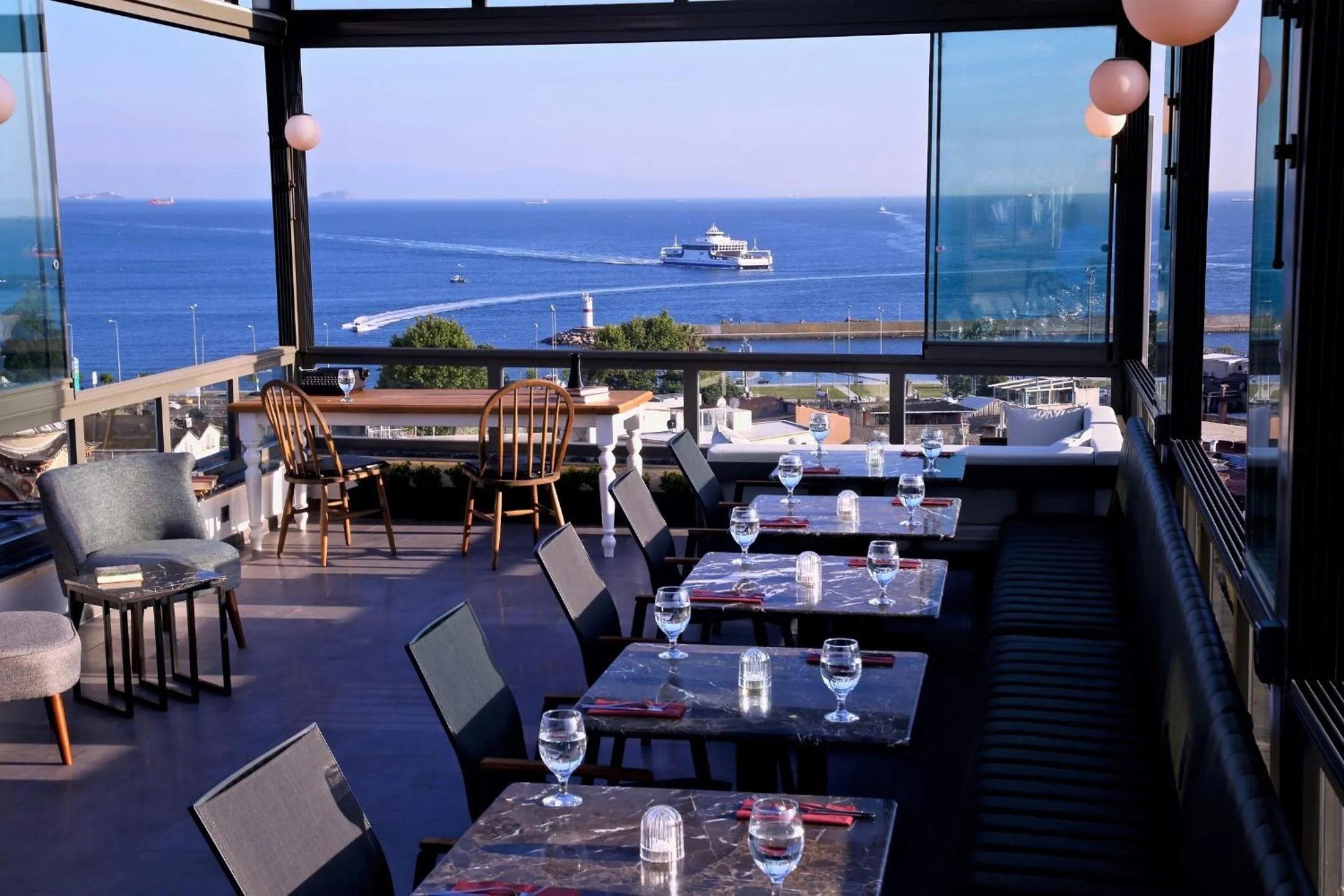 Restaurant/places to eat in HOTEL BRONTE