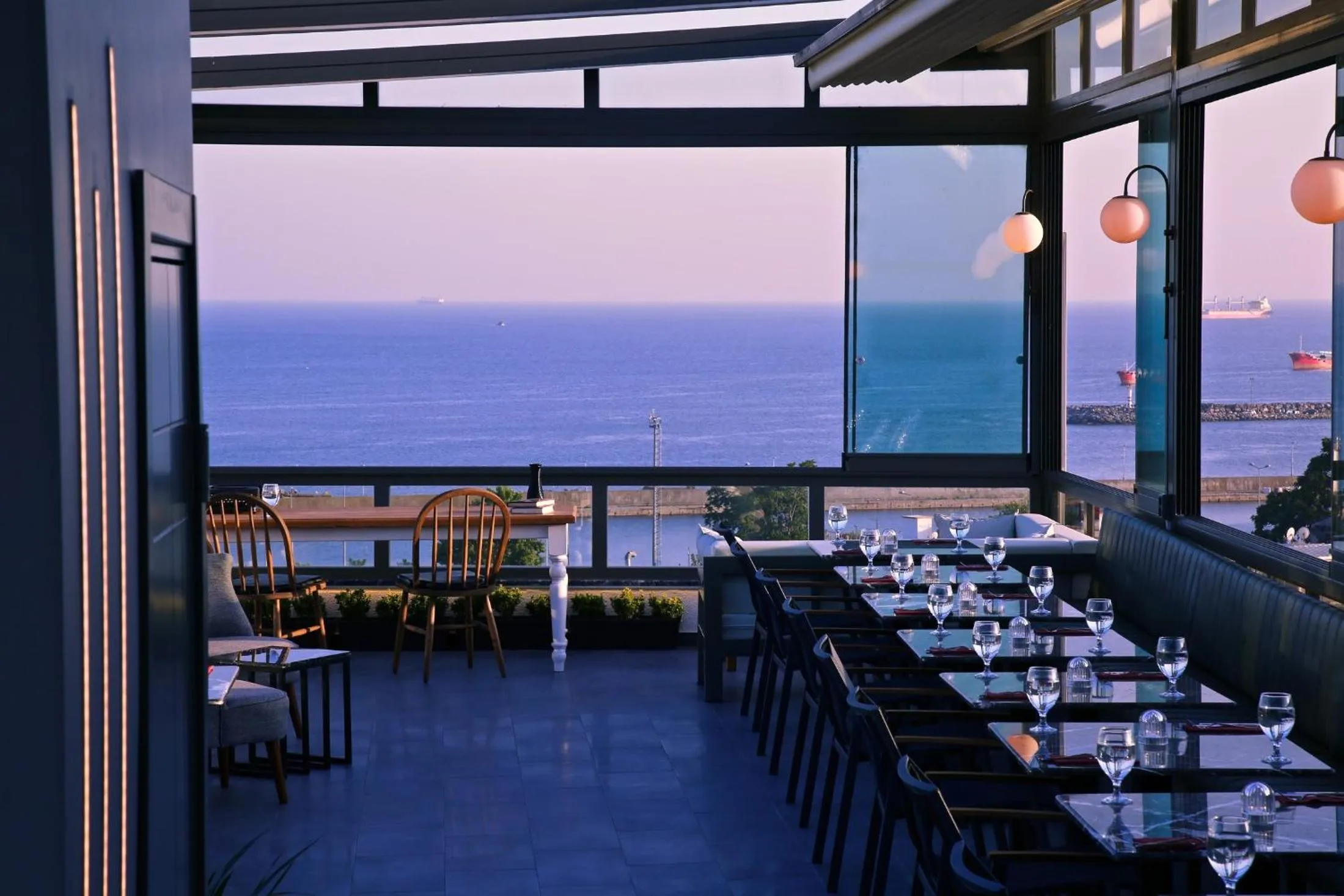 Restaurant/places to eat in HOTEL BRONTE