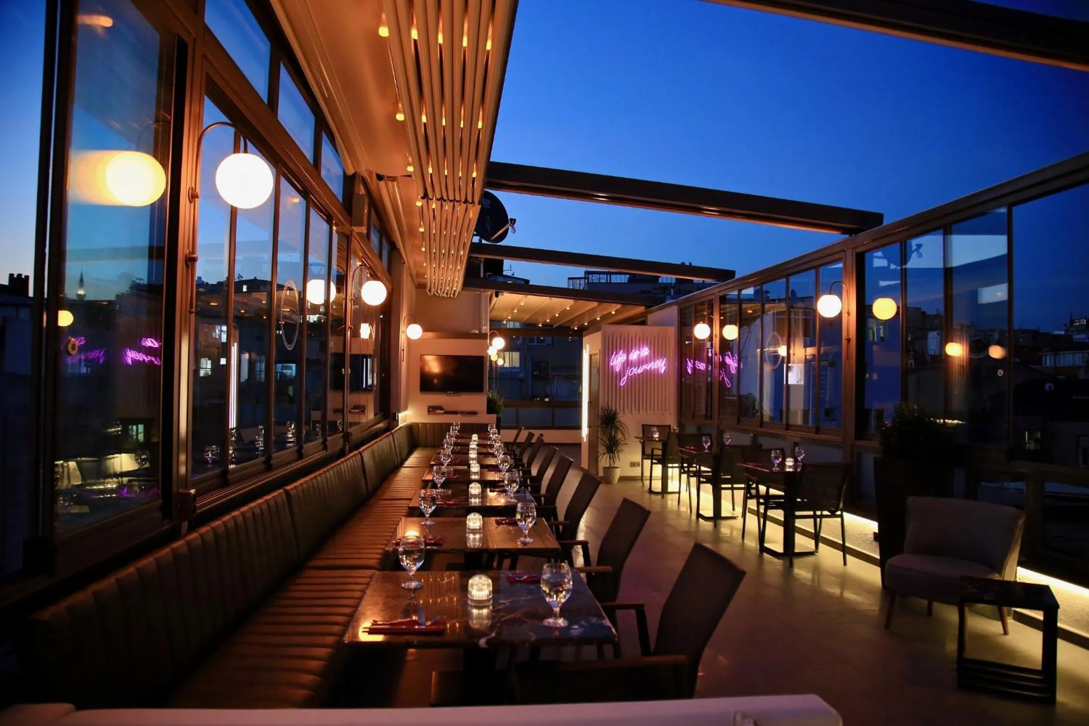 Restaurant/places to eat in HOTEL BRONTE