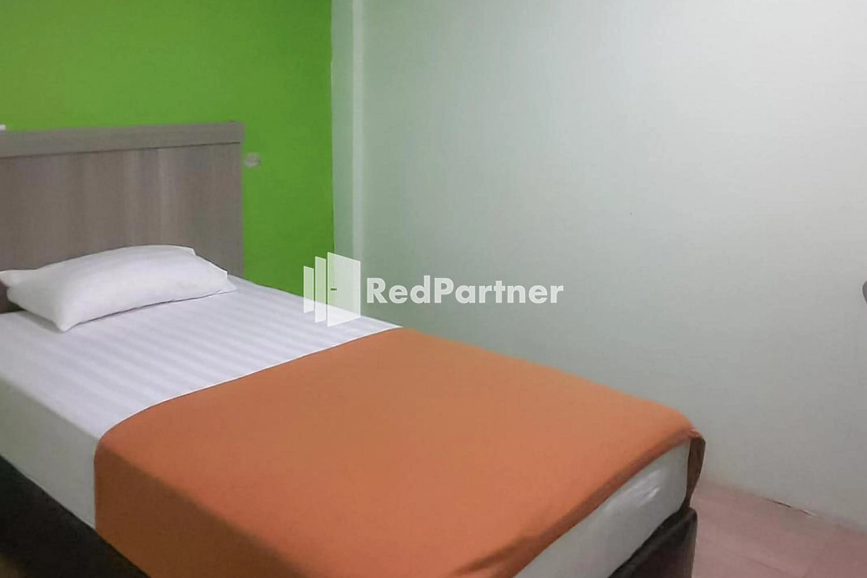 Bed in Guest House Anak Raja Pangkalan Bun Syariah Mitra RedDoorz