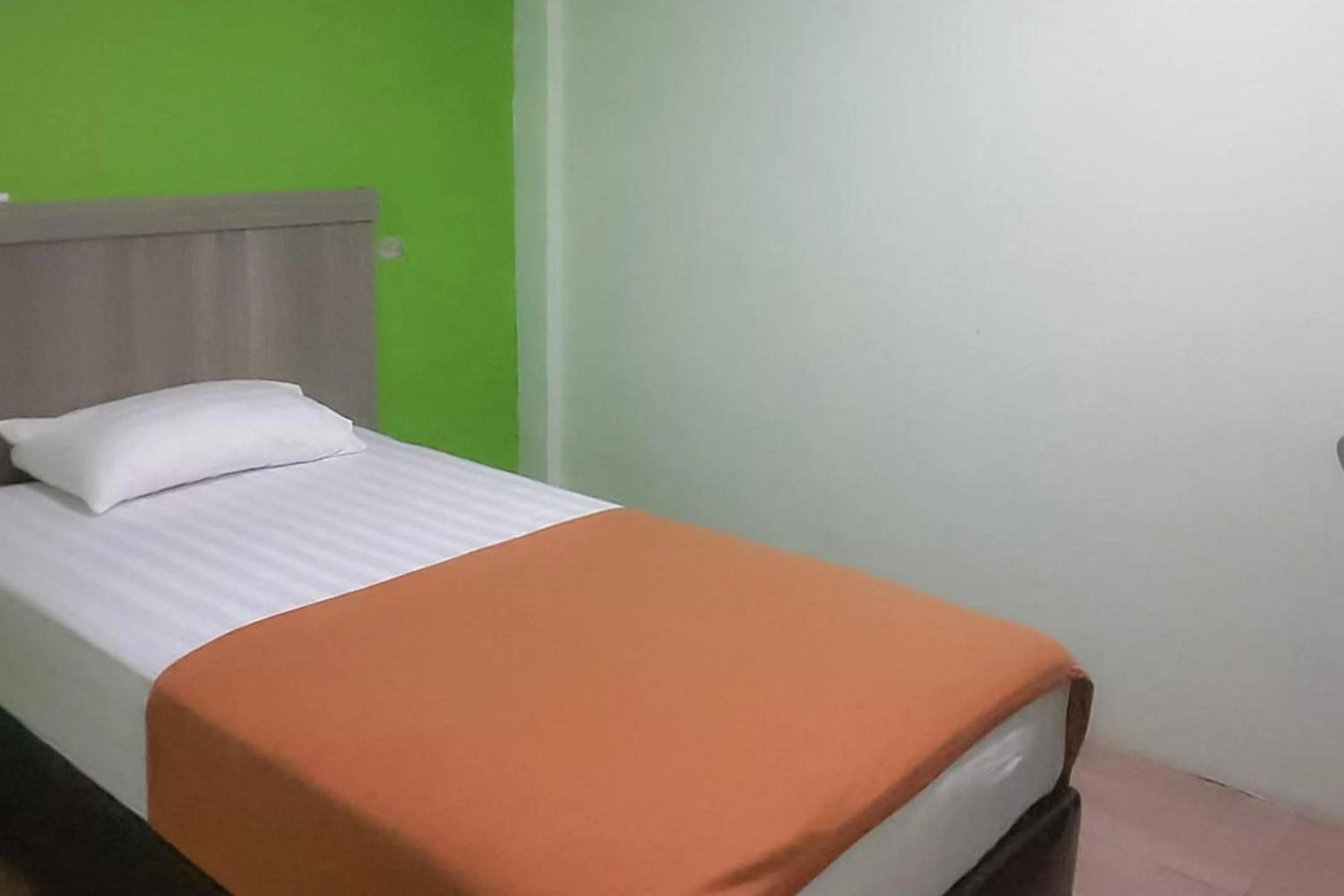 Bed in Guest House Anak Raja Pangkalan Bun Syariah Mitra RedDoorz