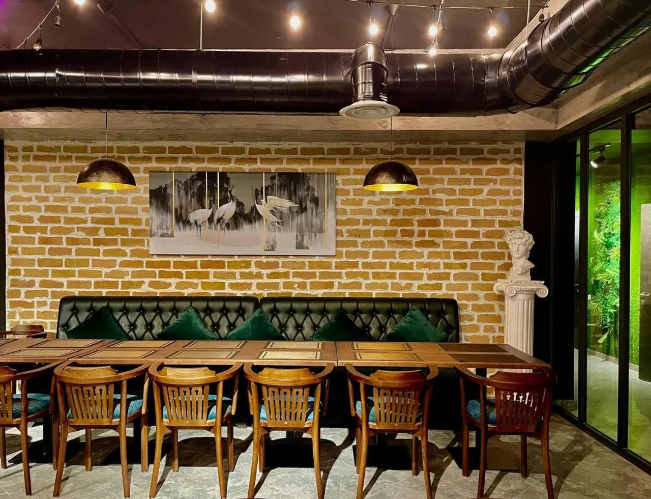 Restaurant/places to eat in Alpha Plaza Hotel & SPA