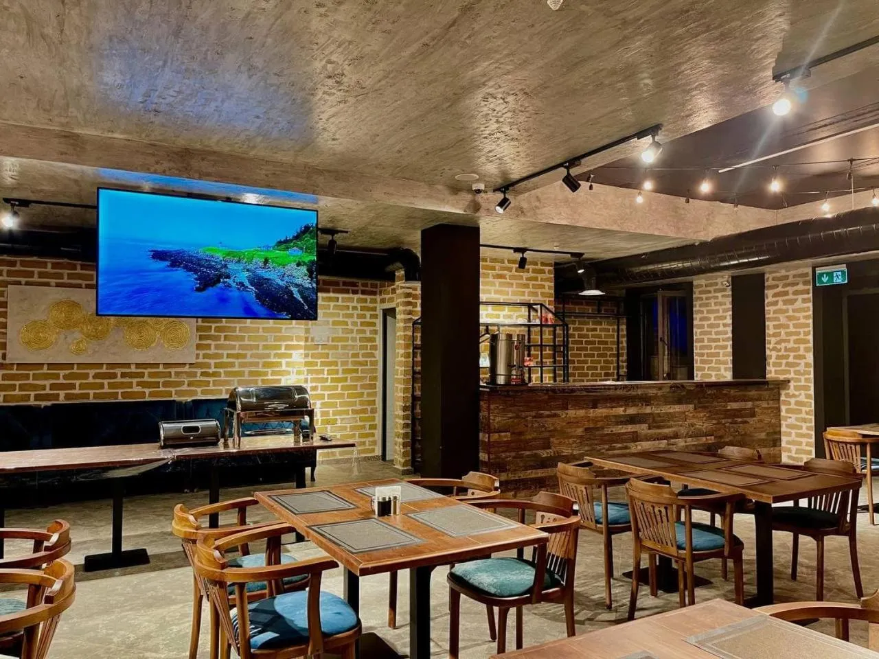 Restaurant/places to eat in Alpha Plaza Hotel & SPA