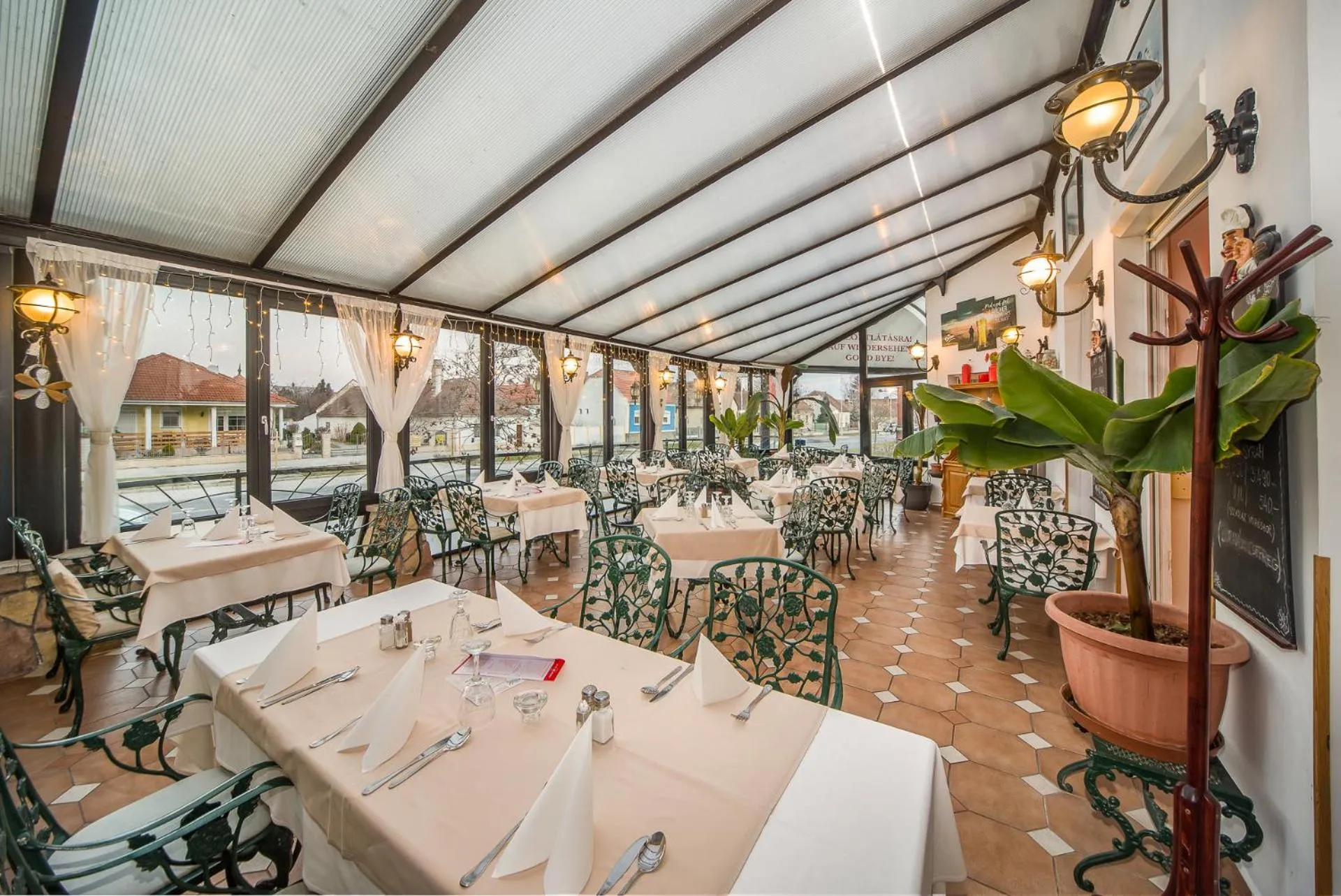 Restaurant/places to eat in Hotel Piroska