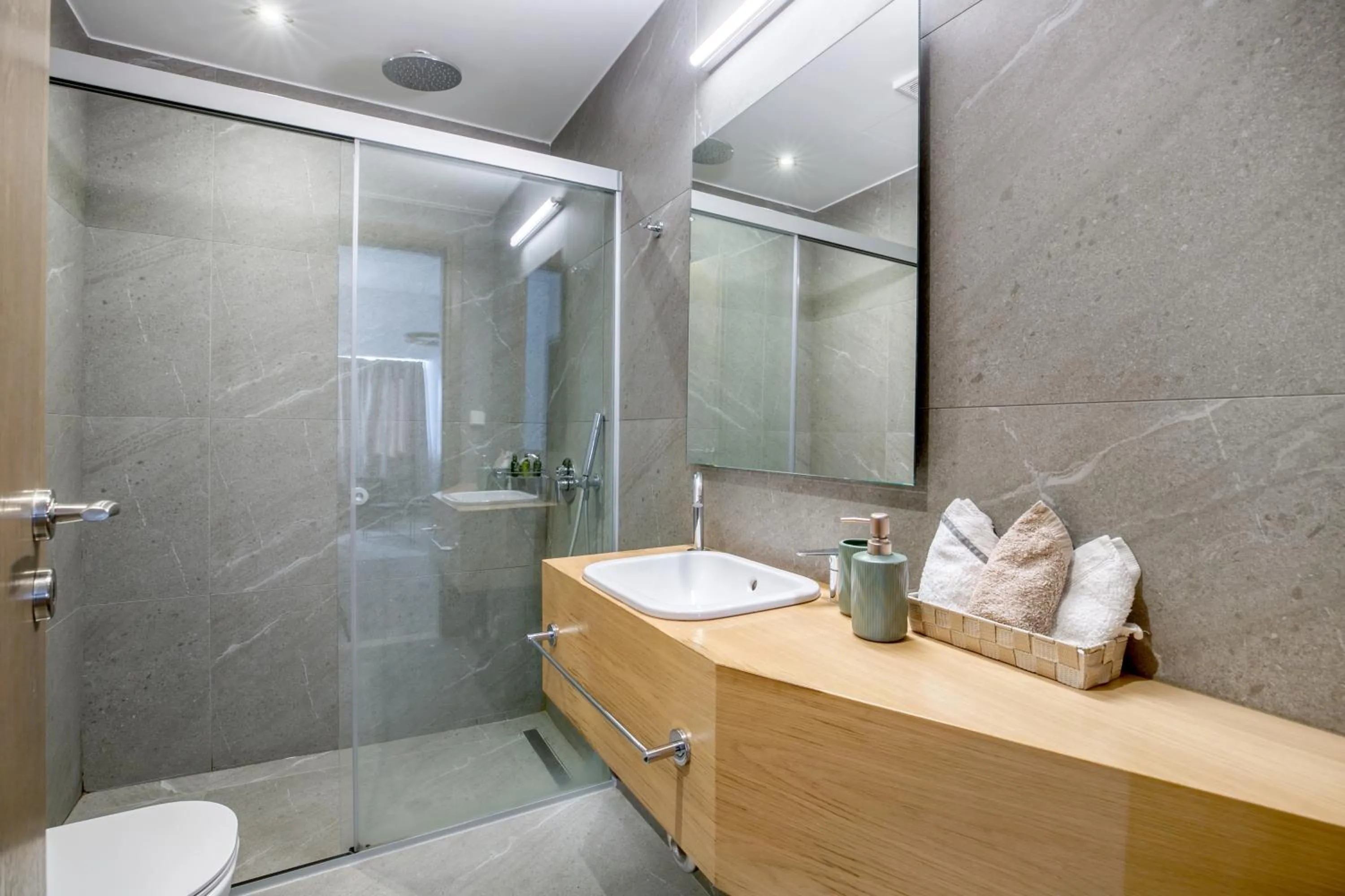 Shower in Elia Kolonaki Luxury Apartments
