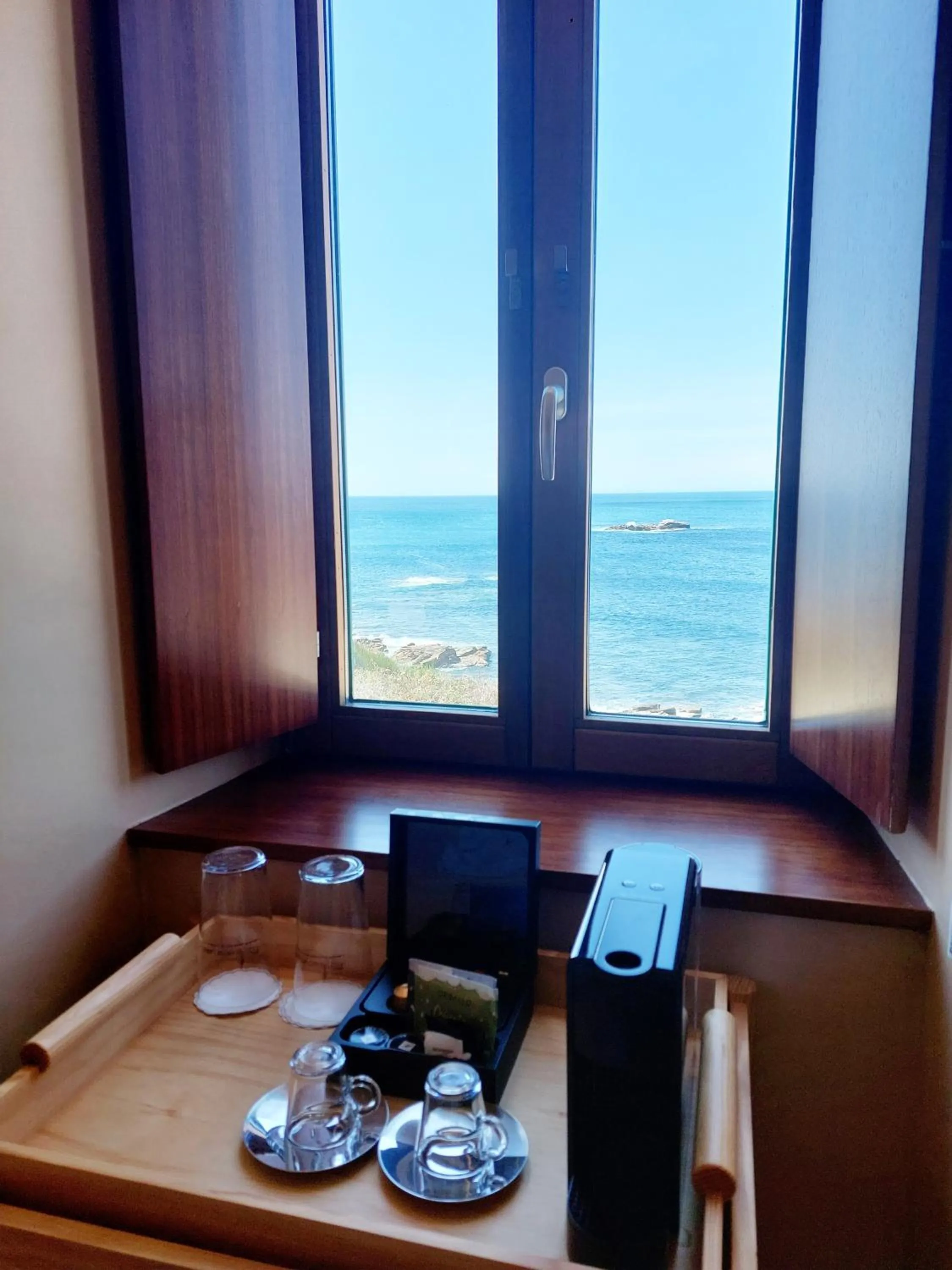 Coffee/tea facilities in Hotel Faro Lariño