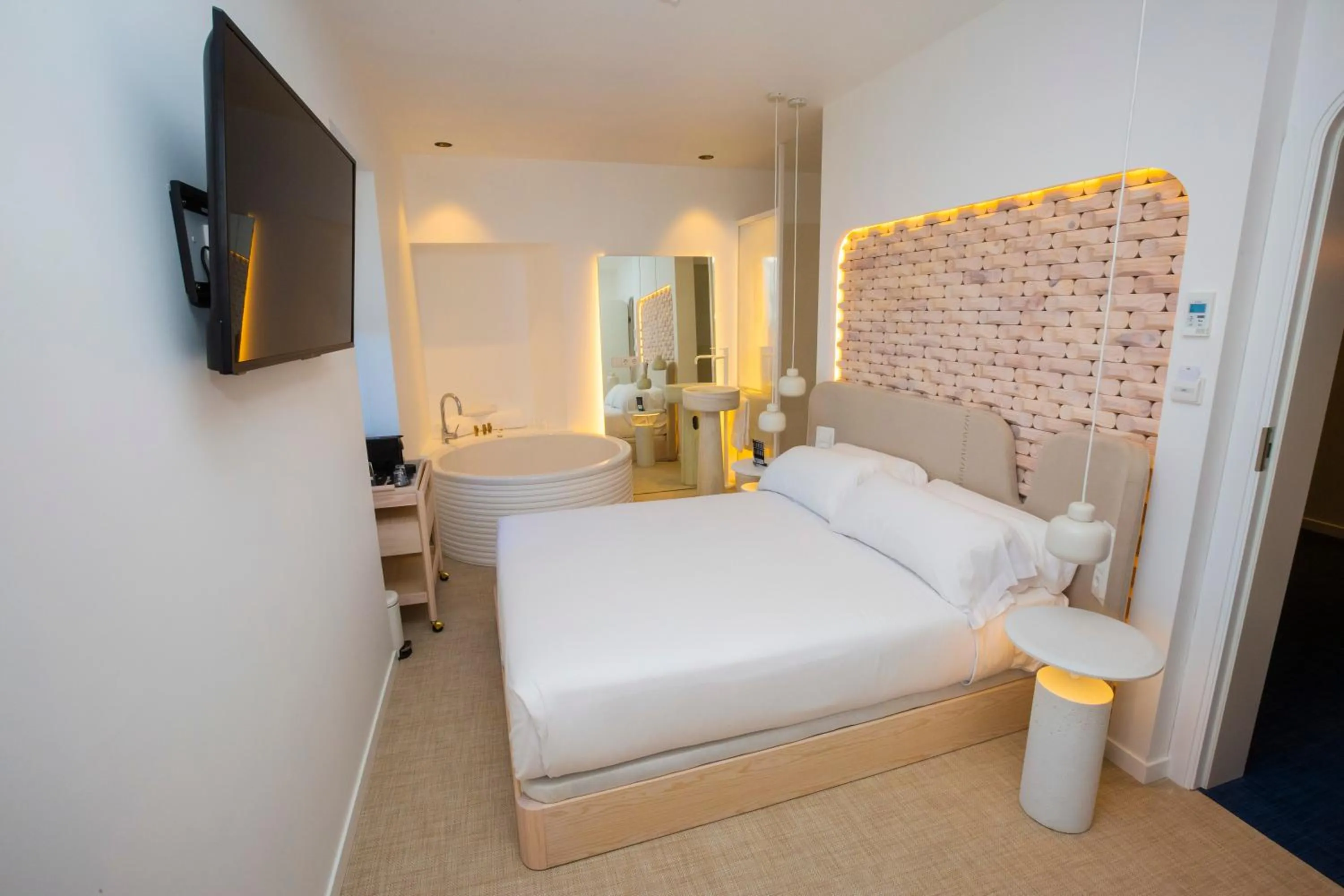 Photo of the whole room, Bed in Hotel Faro Lariño