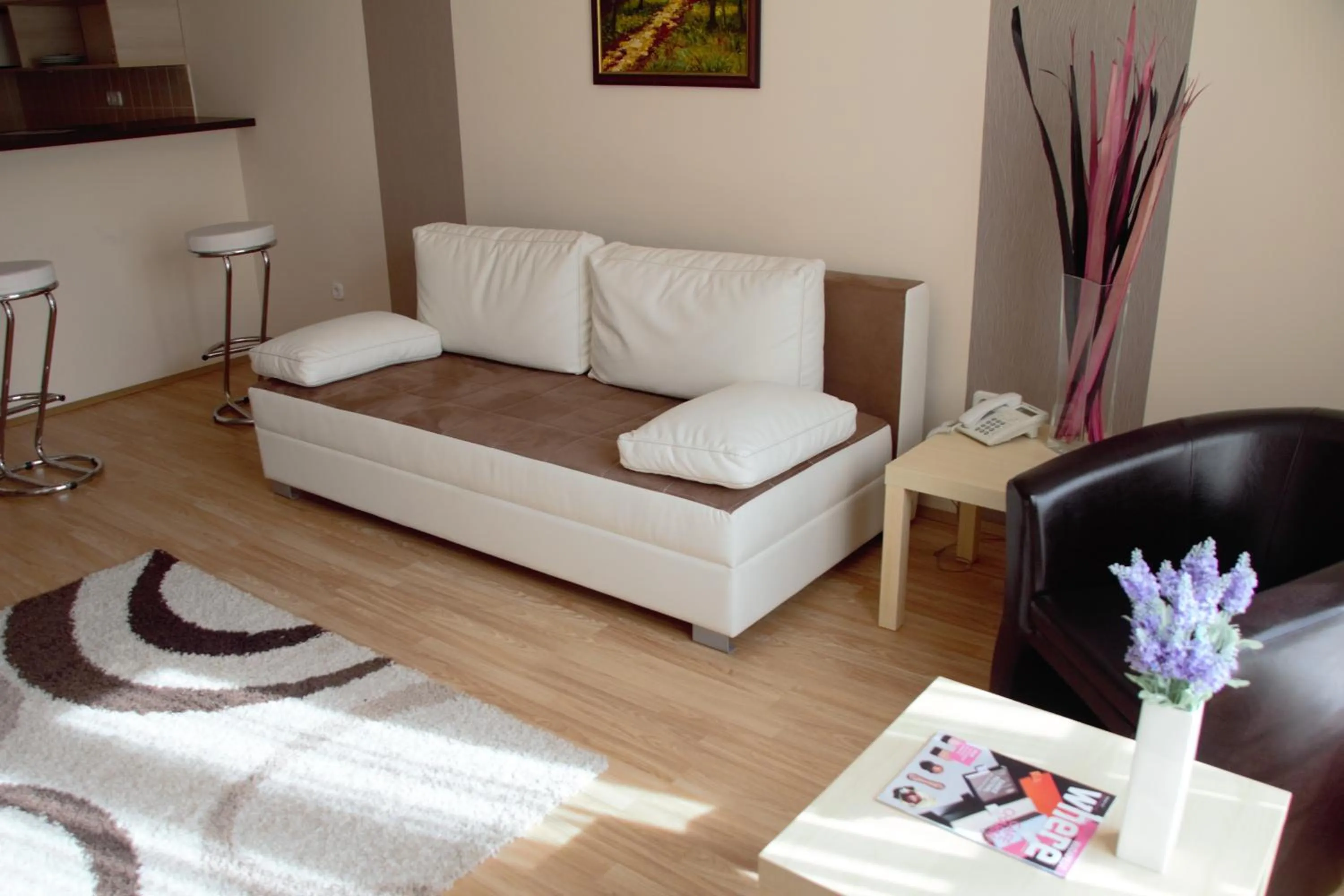 Photo of the whole room in Triple M Hotel