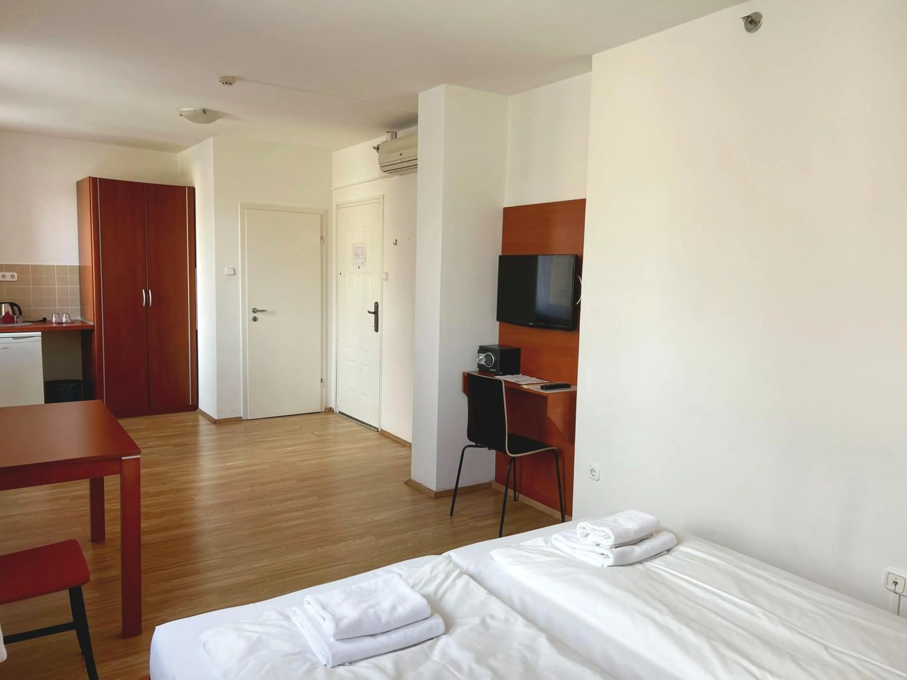 Bedroom, Bed in Triple M Hotel