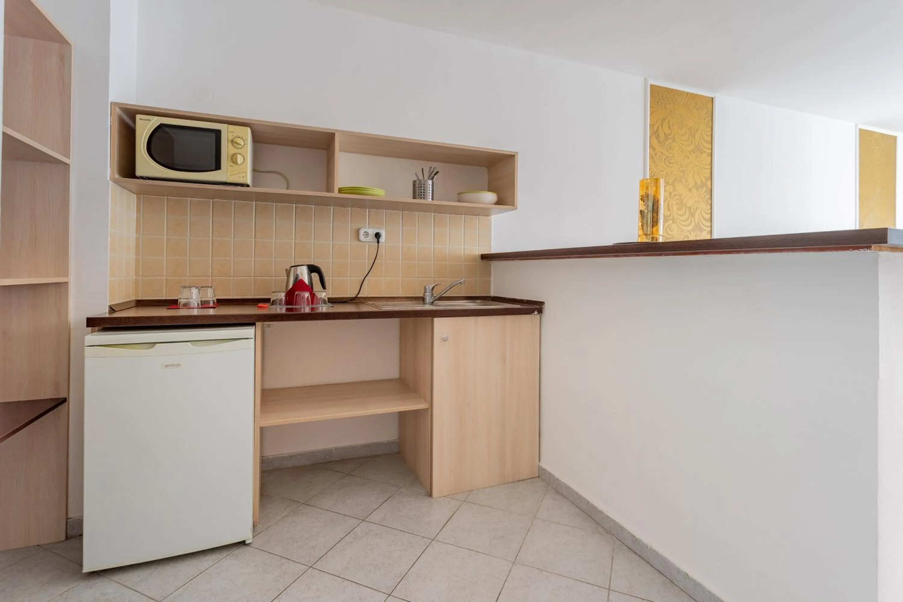 microwave in Triple M Hotel