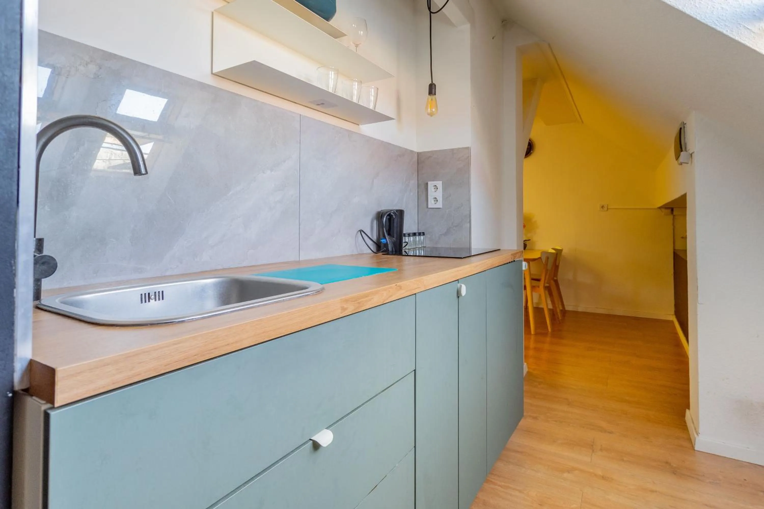 microwave in Triple M Hotel