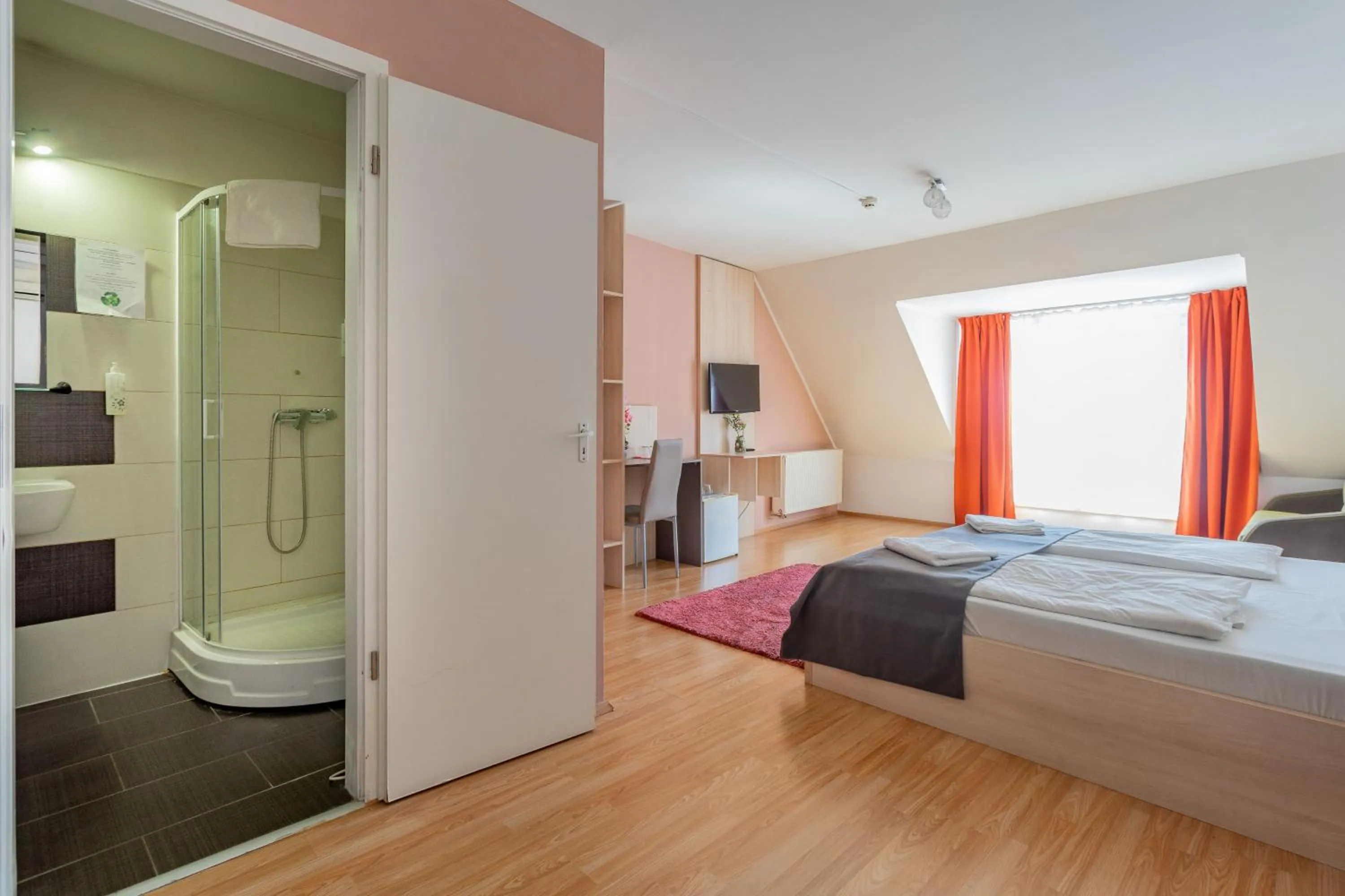 Bathroom, Bed in Triple M Hotel