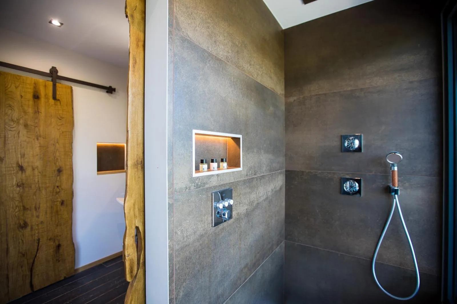 Shower in "La Cabane" de l'hôtel Le Tourisme