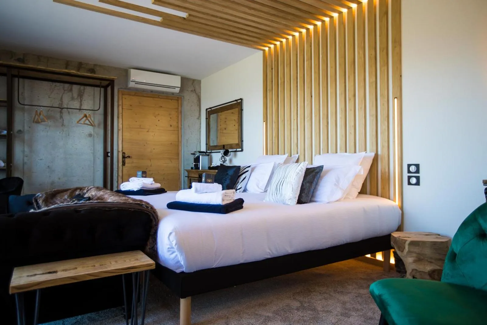 Photo of the whole room, Bed in "La Cabane" de l'hôtel Le Tourisme