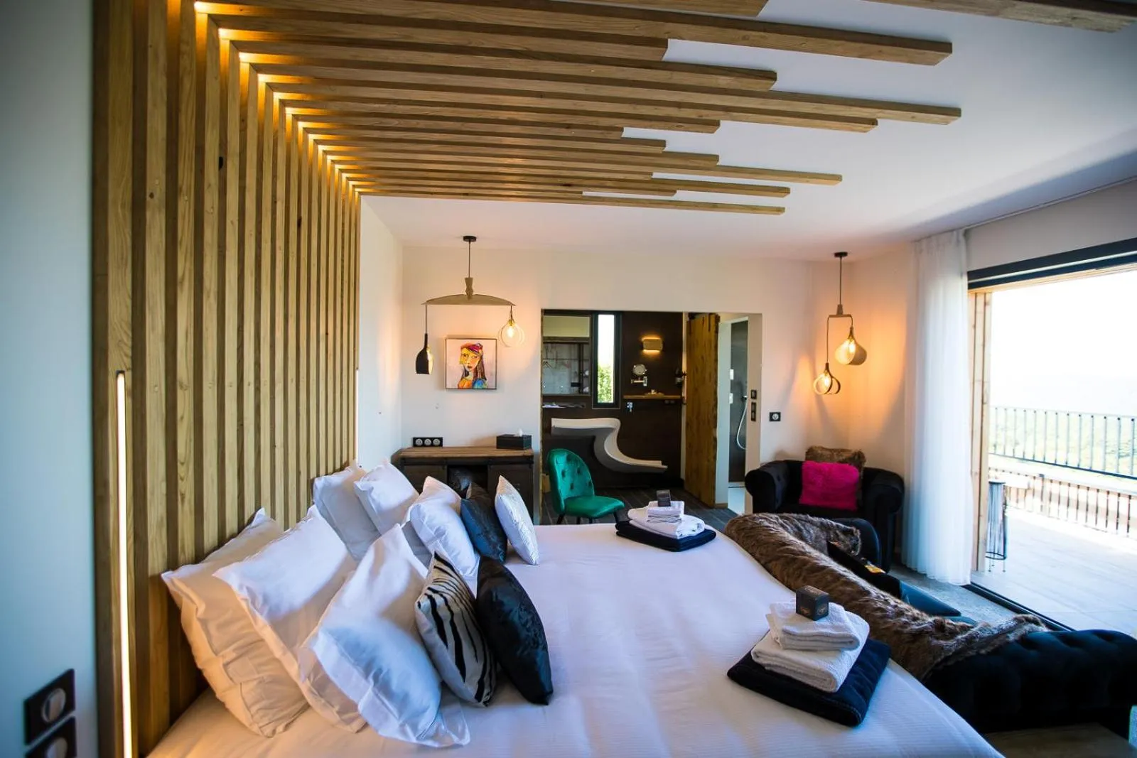 Photo of the whole room, Bed in "La Cabane" de l'hôtel Le Tourisme