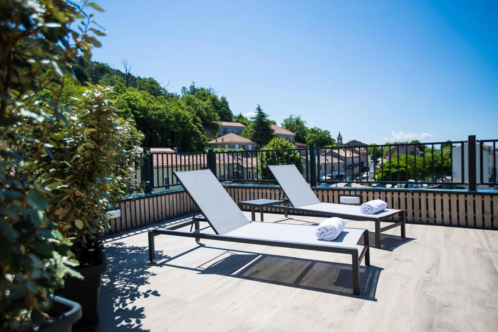 Patio in "La Cabane" de l'hôtel Le Tourisme