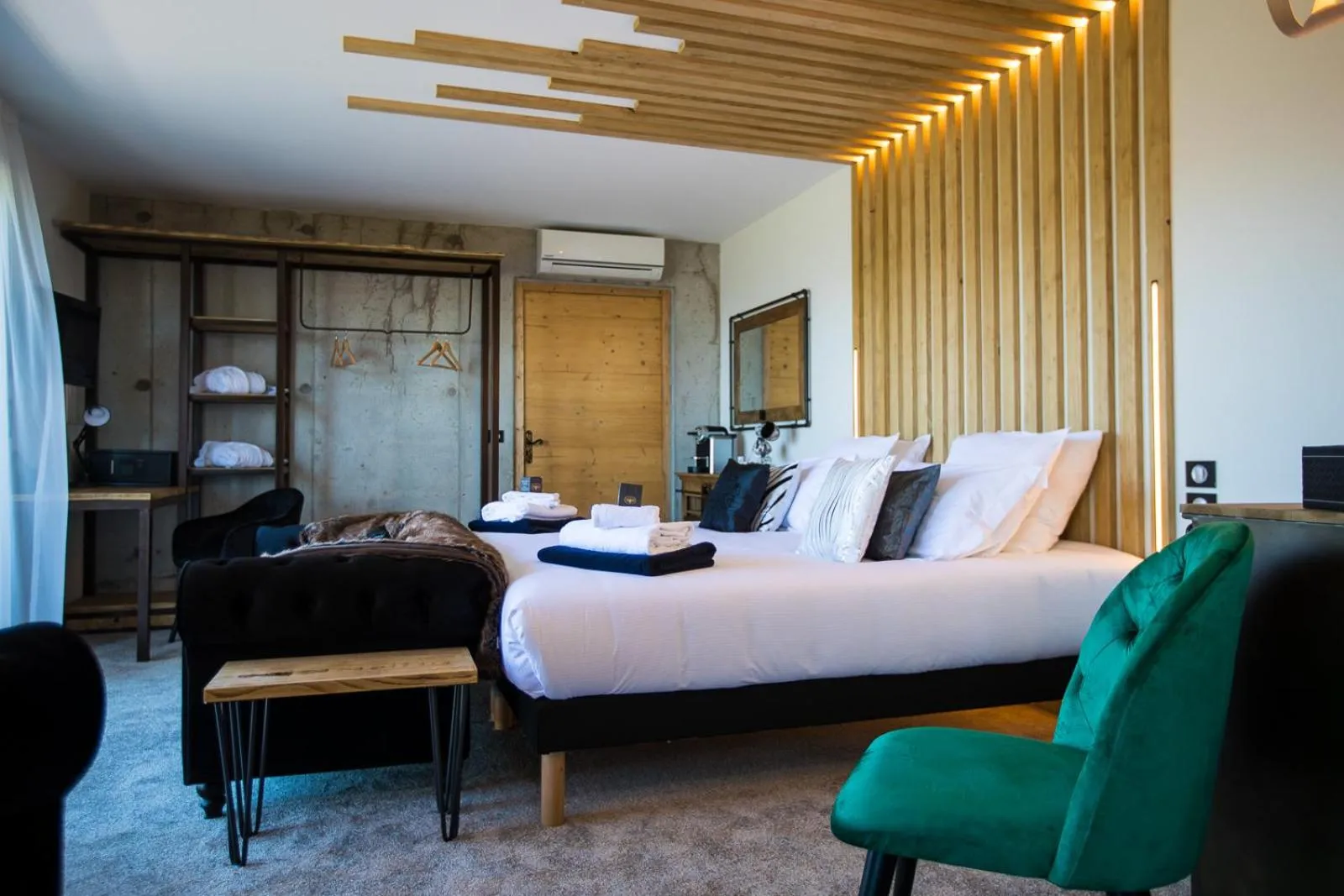 Photo of the whole room, Bed in "La Cabane" de l'hôtel Le Tourisme