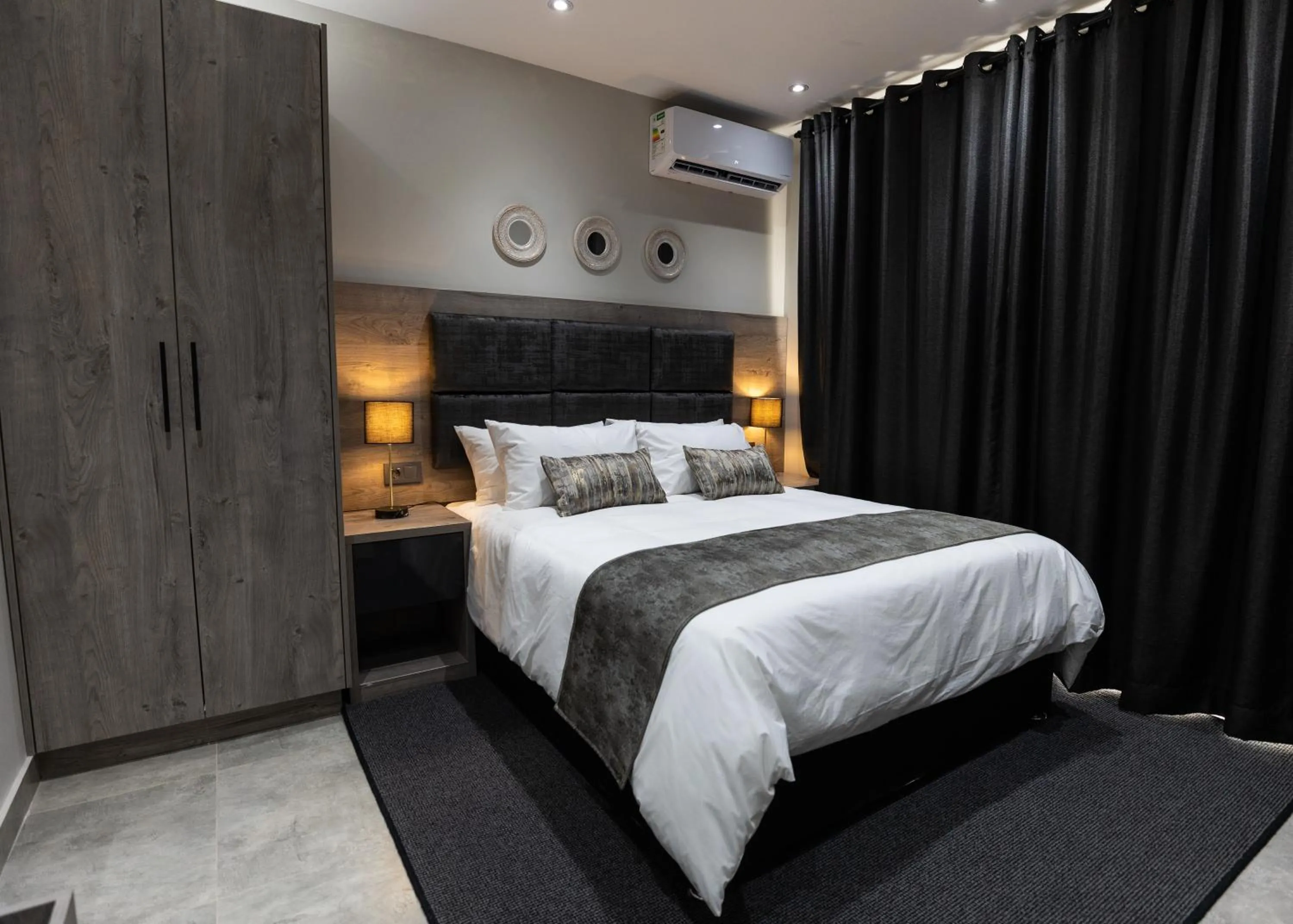 Bedroom, Bed in Luxe Suites Boutique Hotel