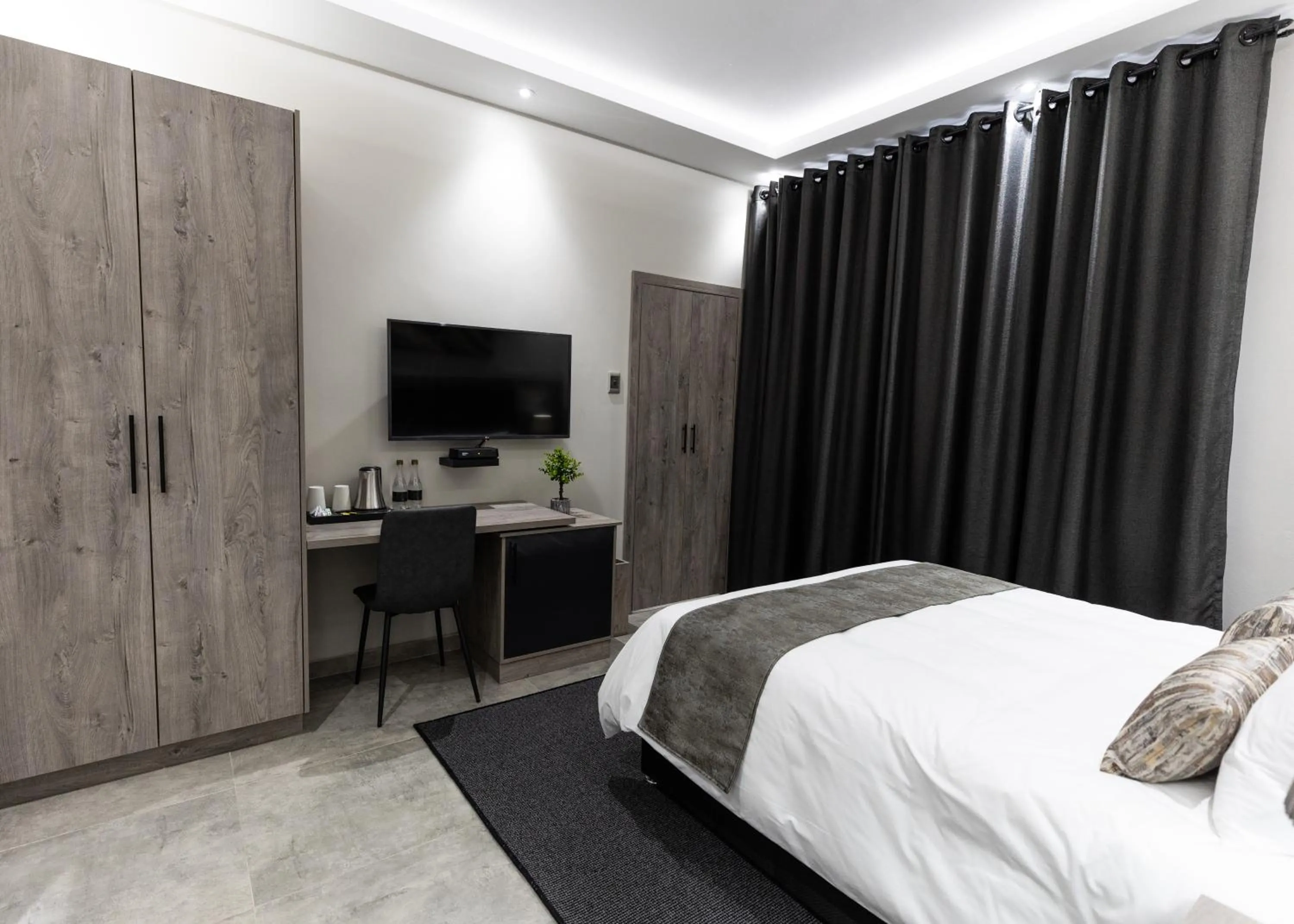 Bedroom, Bed in Luxe Suites Boutique Hotel