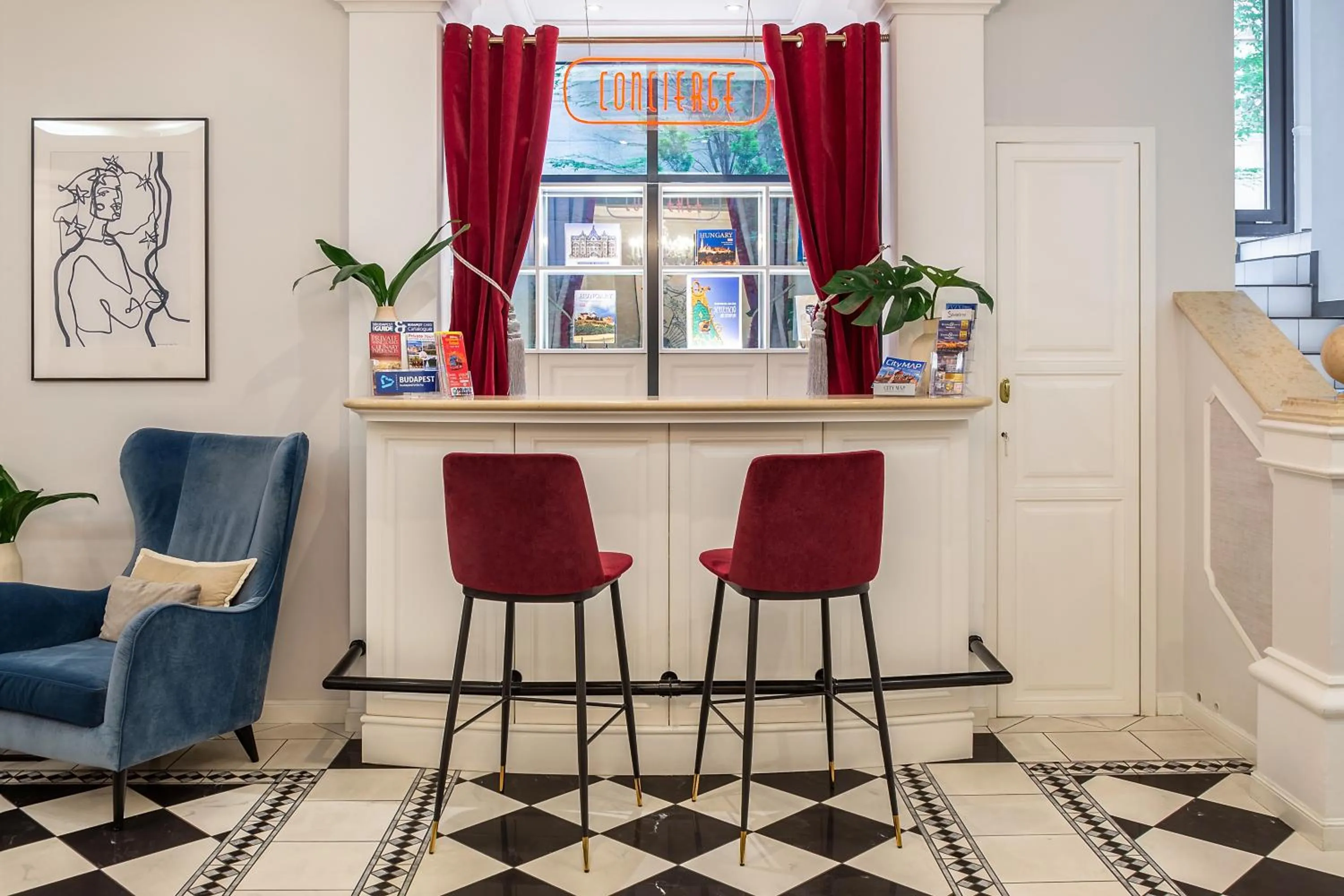 Lounge or bar in Queen's Court Hotel & Residence