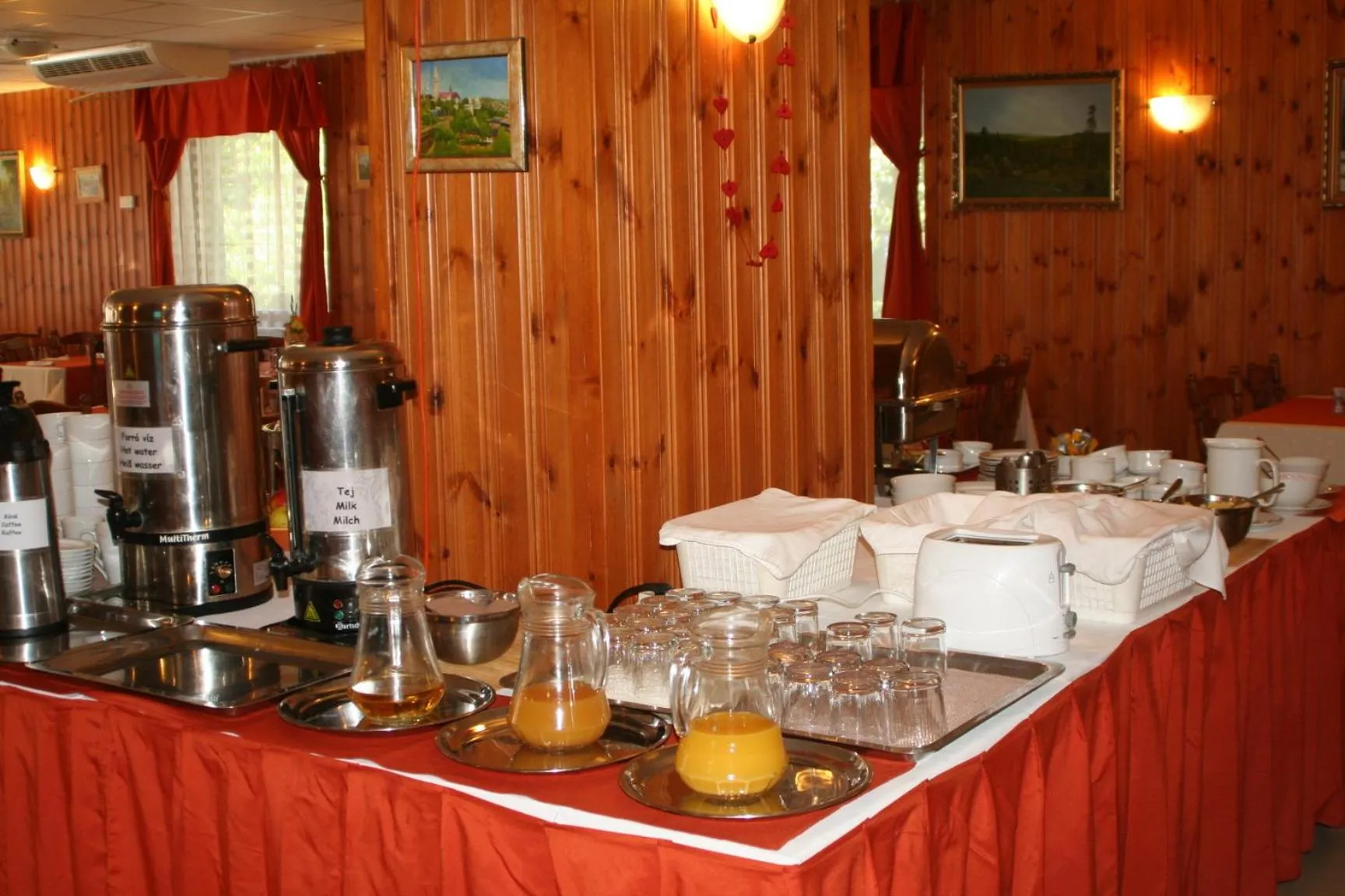 Food and drinks in Hotel Hajnal