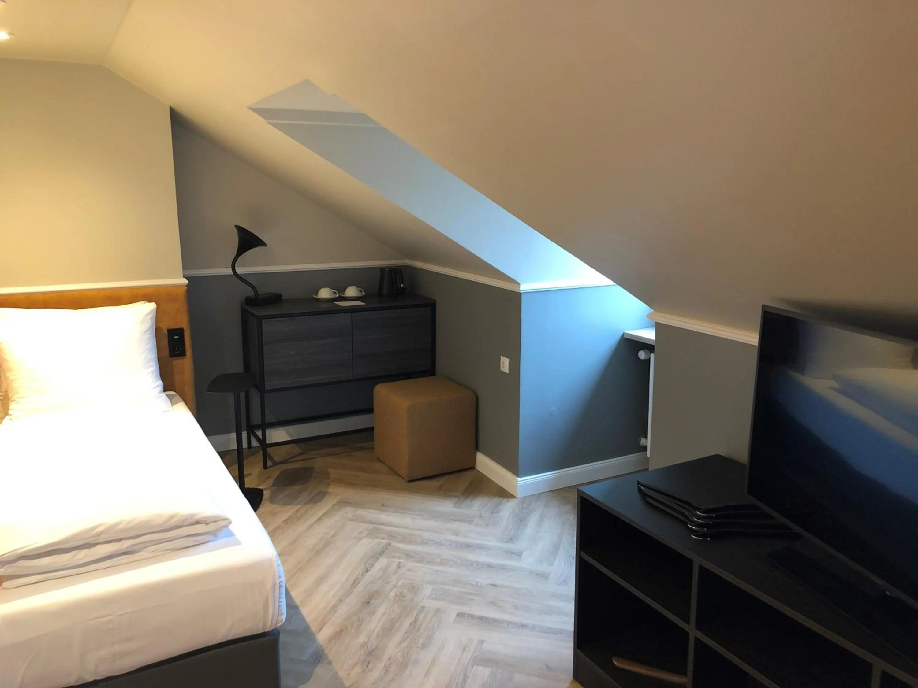 Toilet, Bed in Maison Viktoria Augsburg