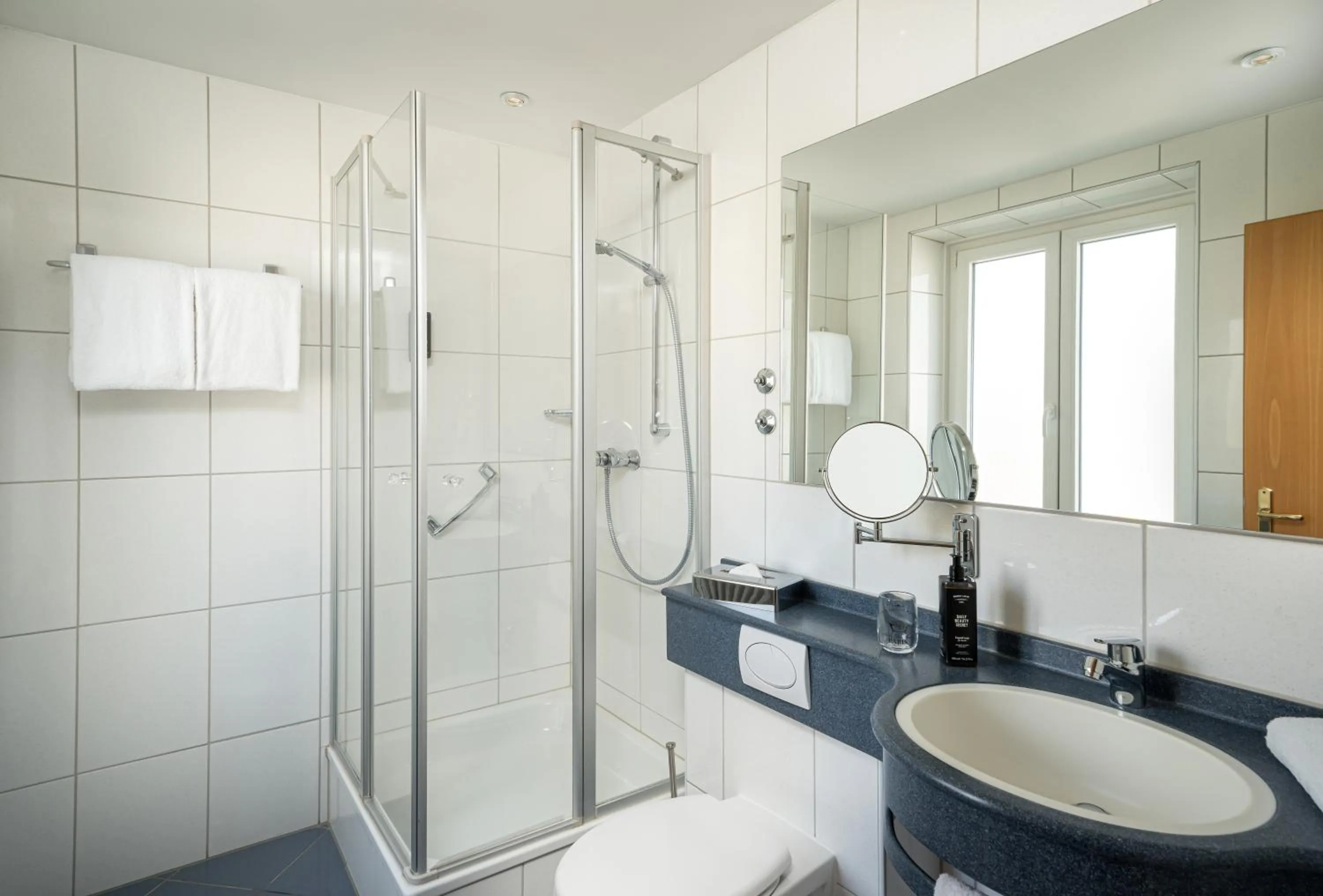 Shower in Maison Viktoria Augsburg