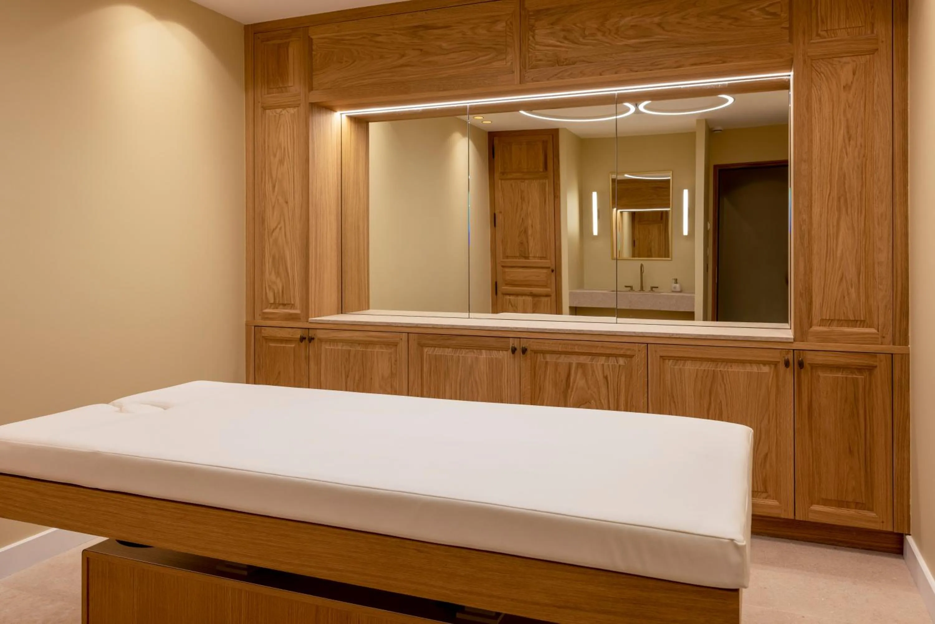 Massage, Bed in Hotel La Mère Germaine