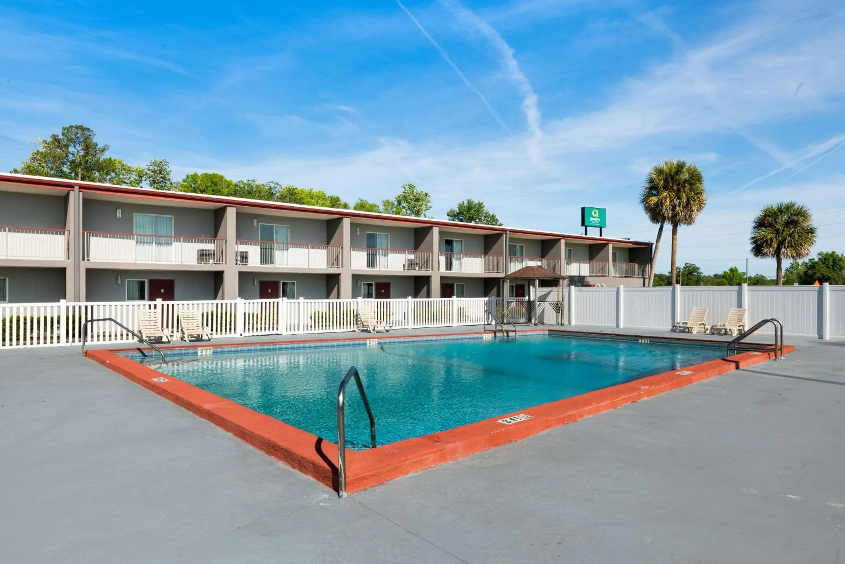 Swimming pool in Red Roof Inn & Suites Wildwood, FL