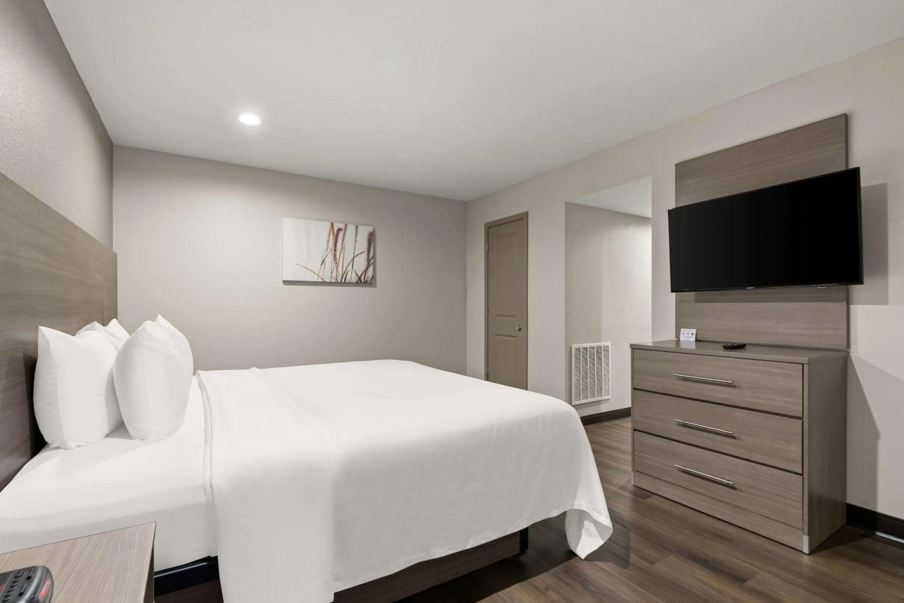 Bedroom, Bed in Red Roof Inn & Suites Wildwood, FL