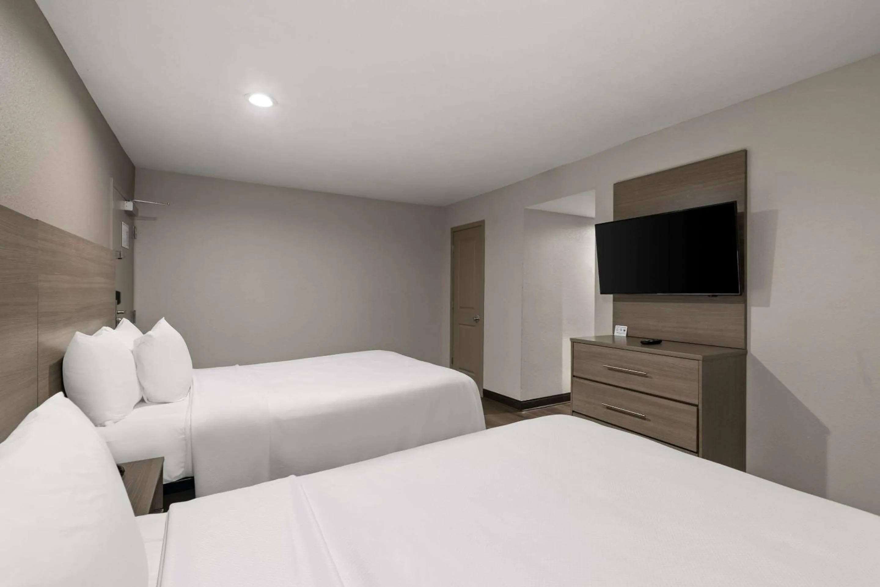 Bedroom, Bed in Red Roof Inn & Suites Wildwood, FL