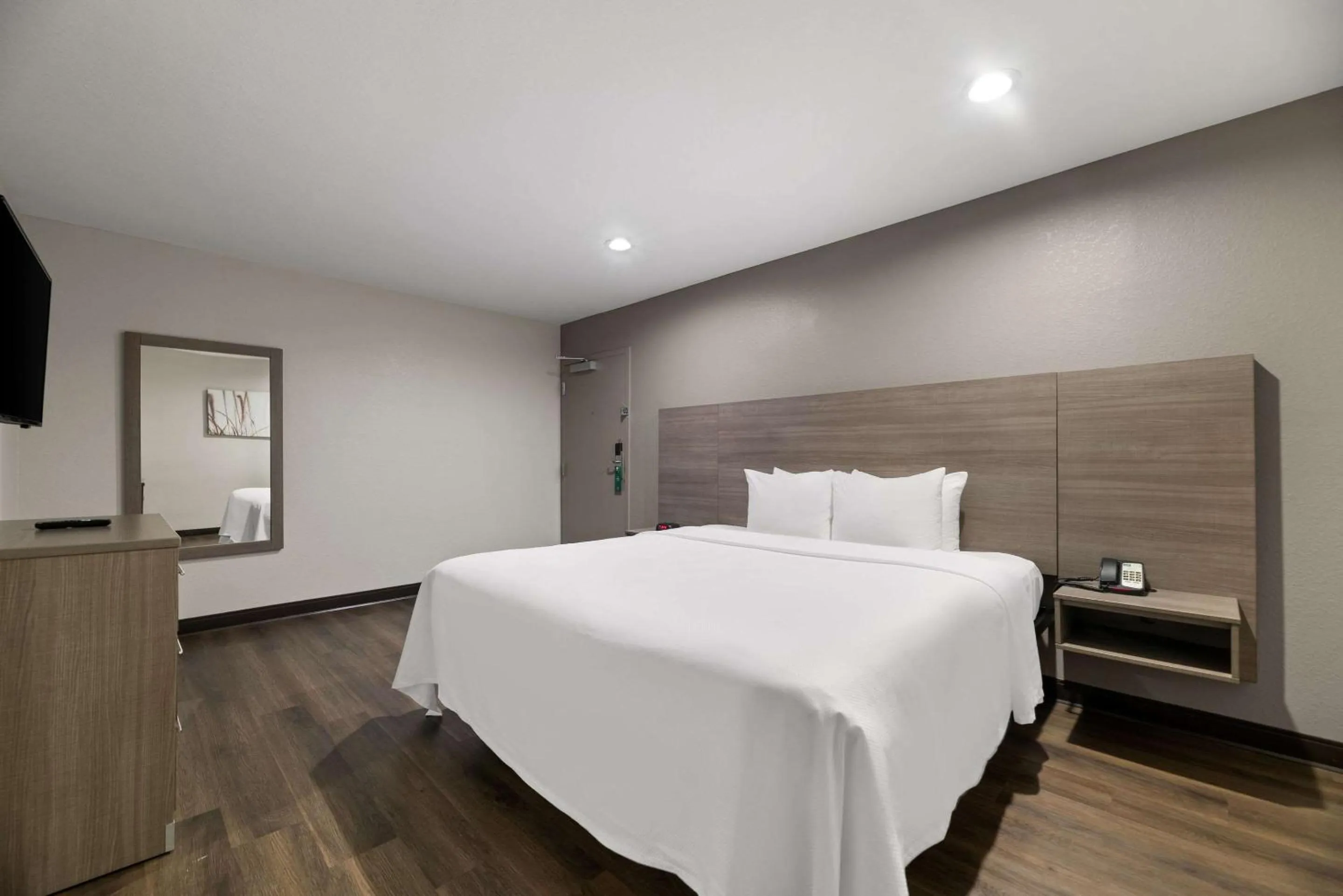 Bedroom, Bed in Red Roof Inn & Suites Wildwood, FL