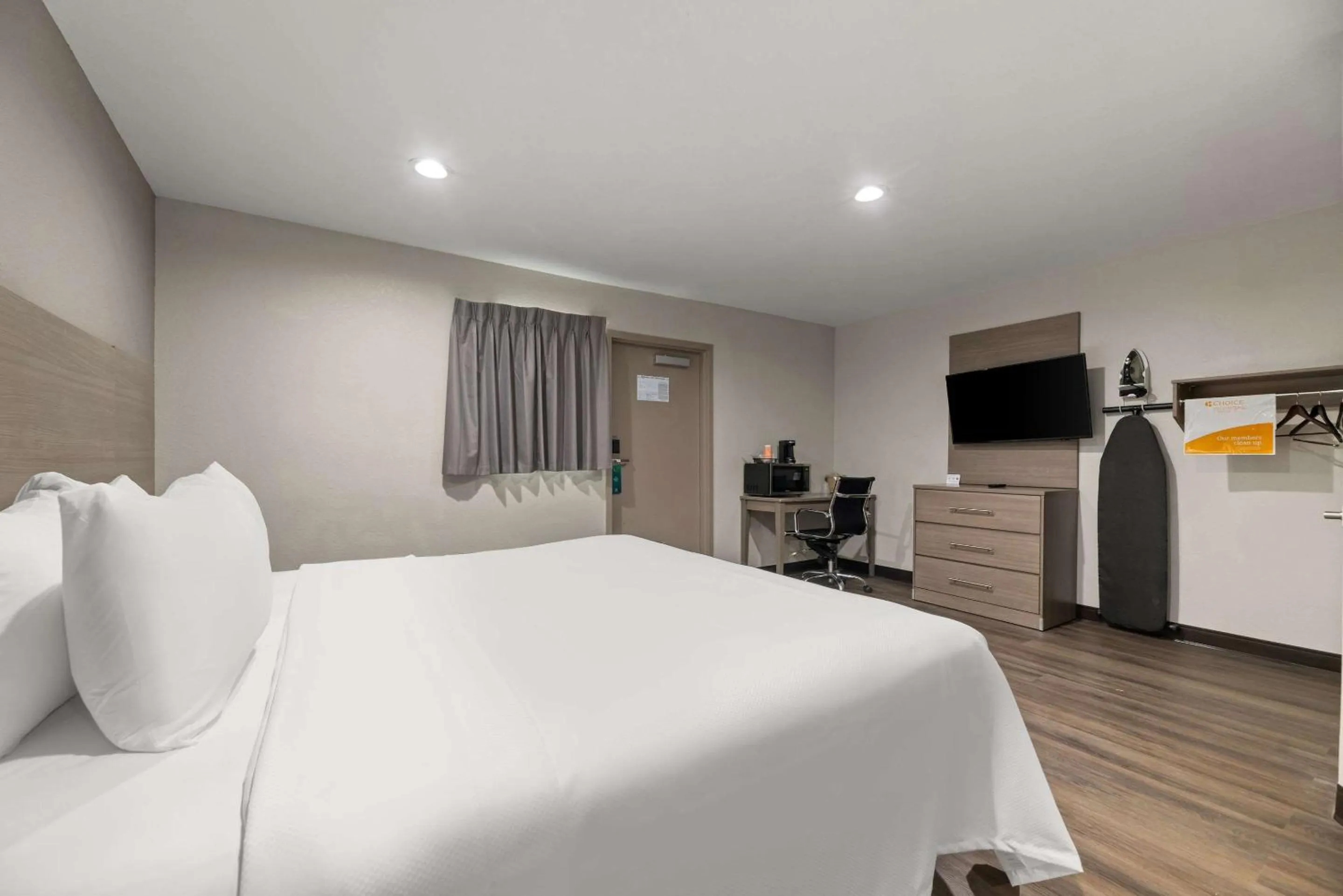 Bedroom, Bed in Red Roof Inn & Suites Wildwood, FL