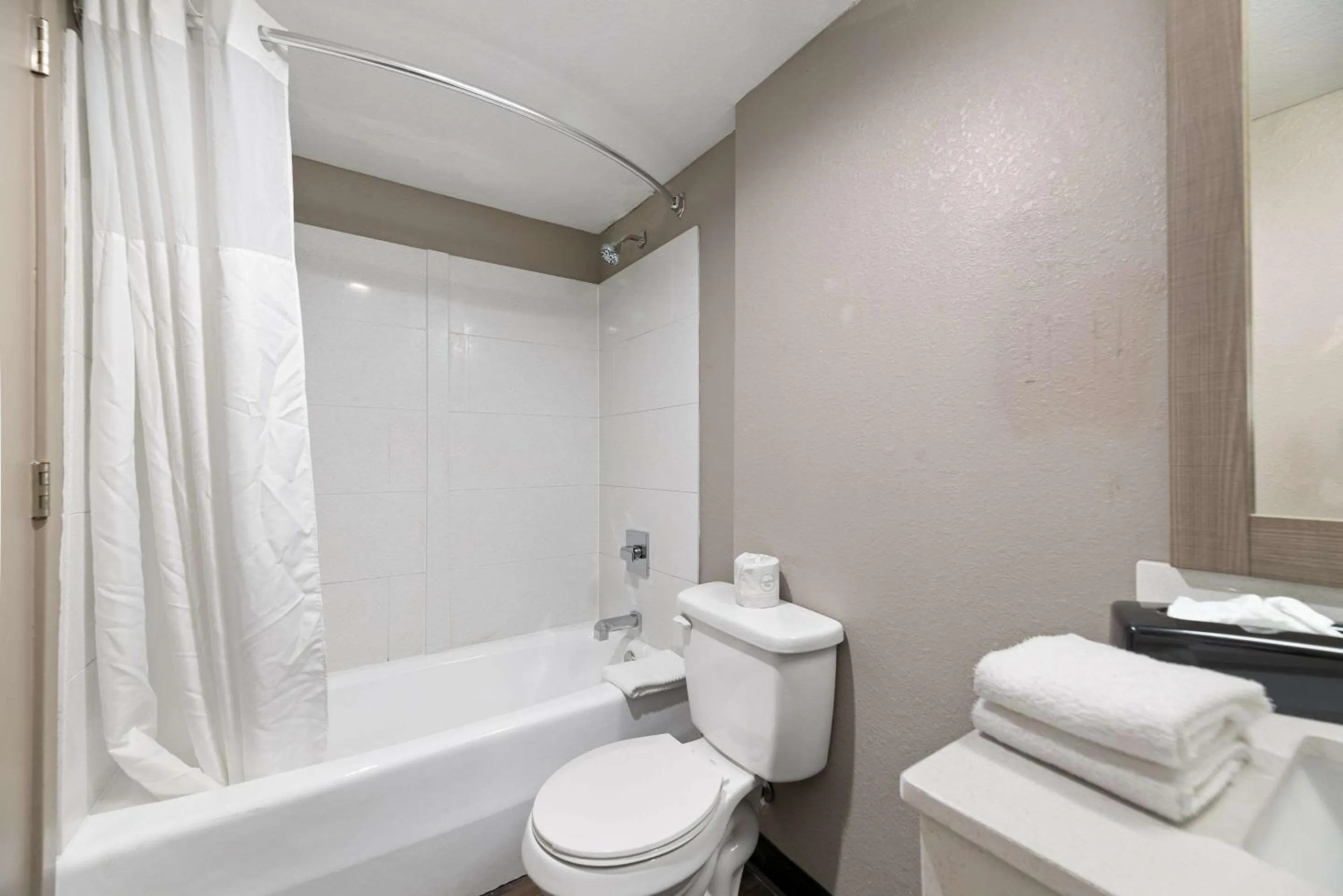 Bedroom in Red Roof Inn & Suites Wildwood, FL