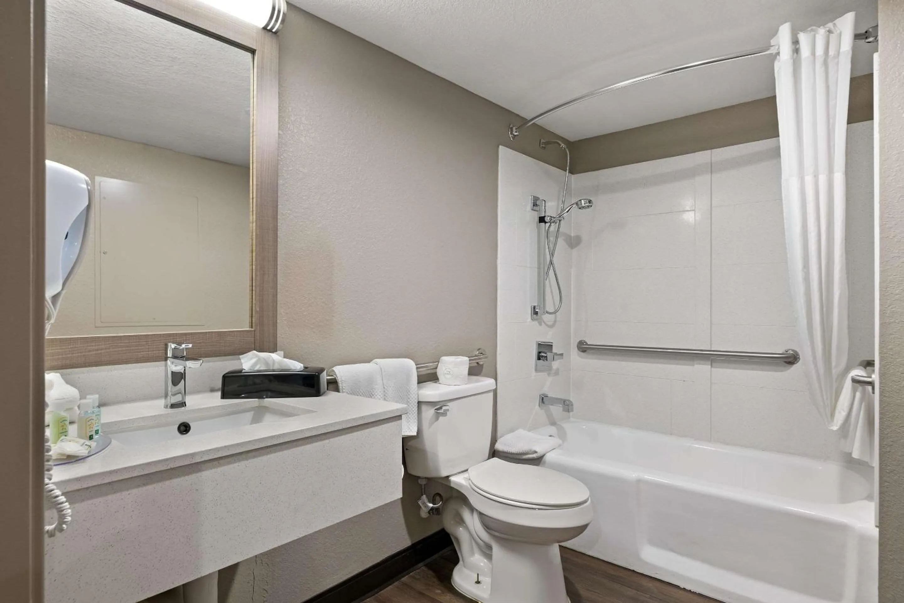 Bedroom in Red Roof Inn & Suites Wildwood, FL