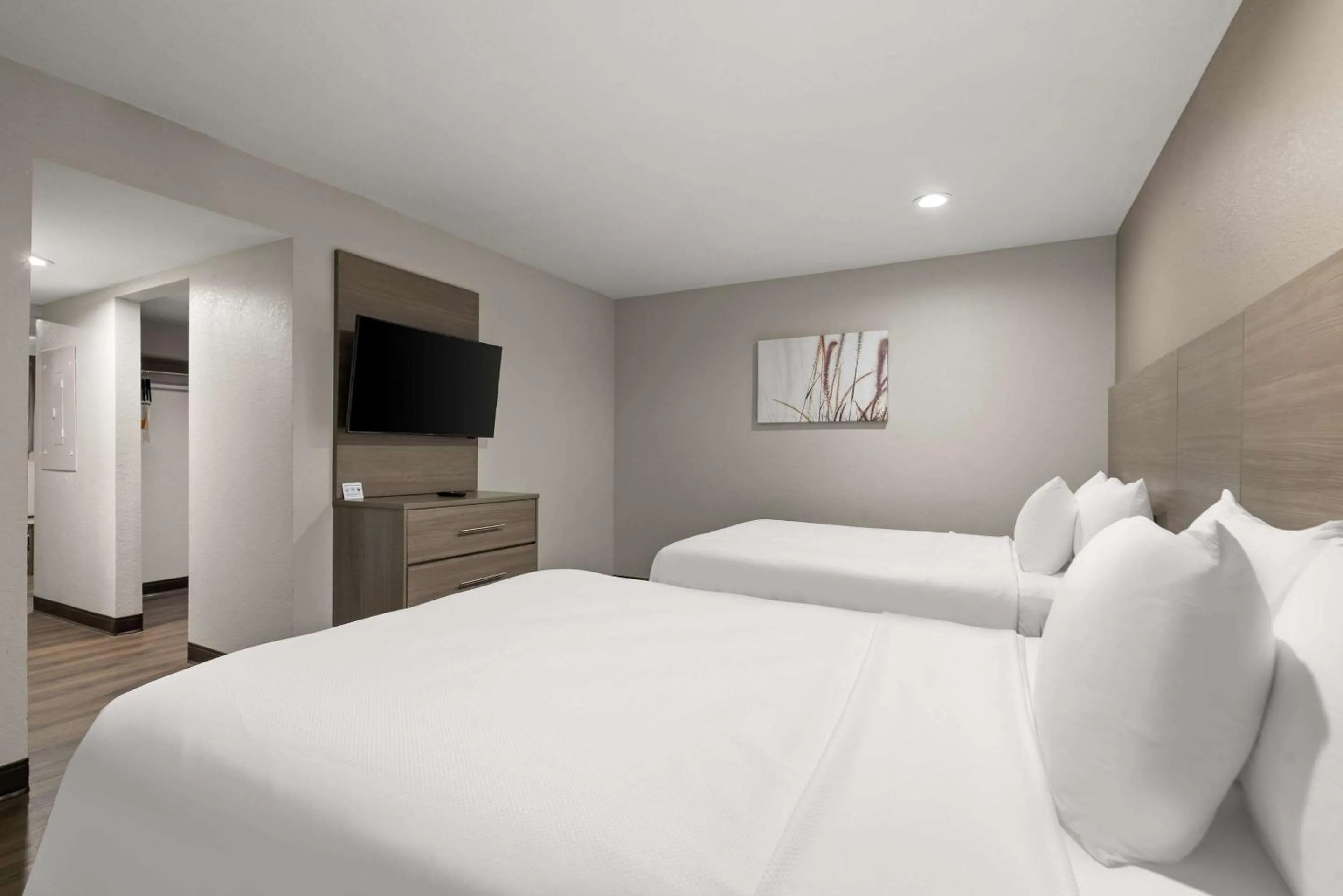 Bedroom, Bed in Red Roof Inn & Suites Wildwood, FL