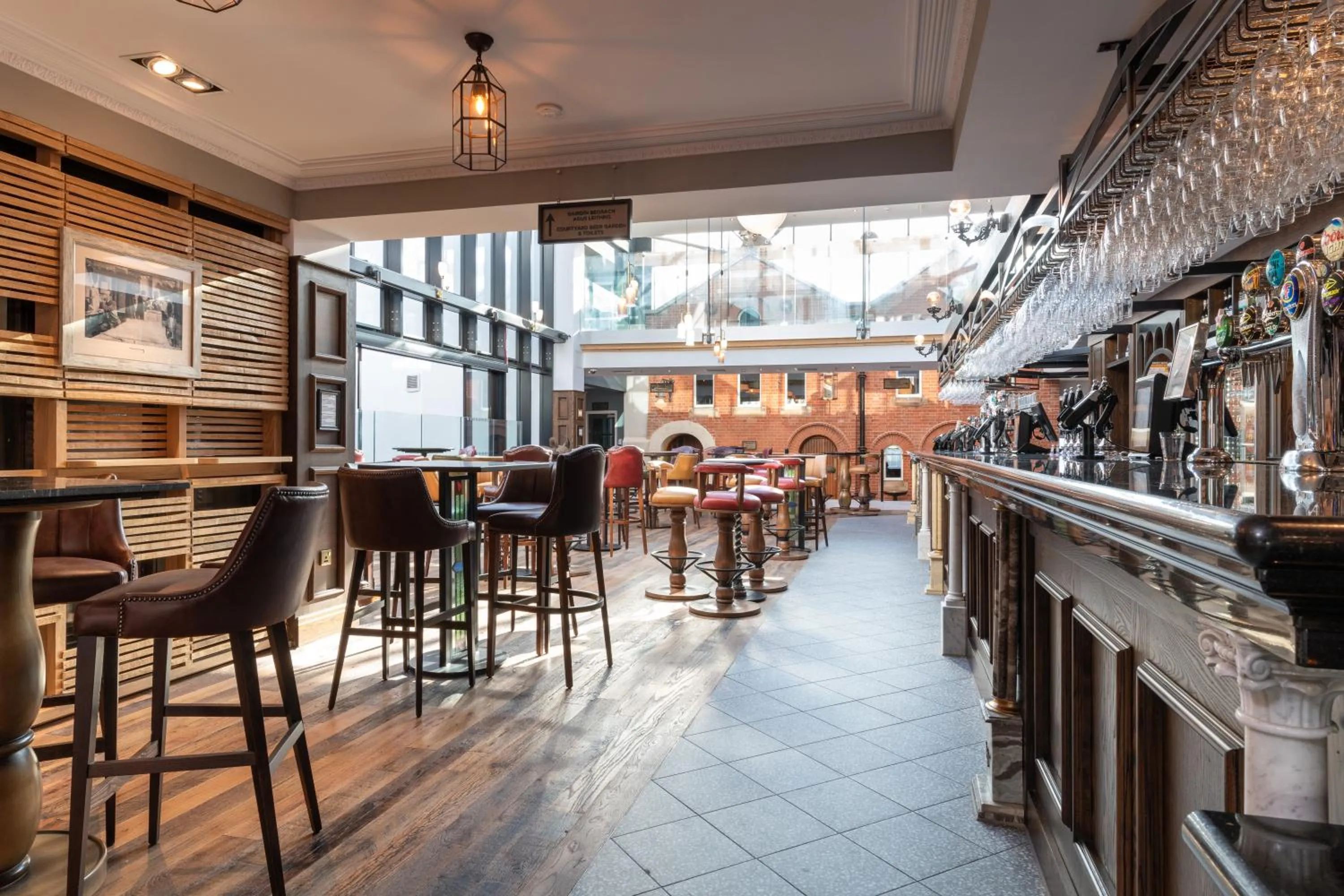 Restaurant/places to eat in Keavan's Port Hotel, Dublin