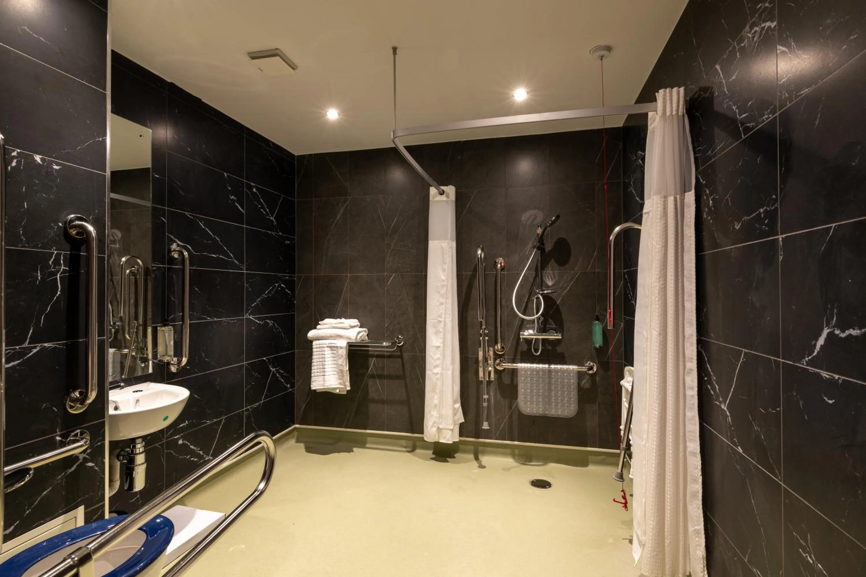 Shower in Keavan's Port Hotel, Dublin