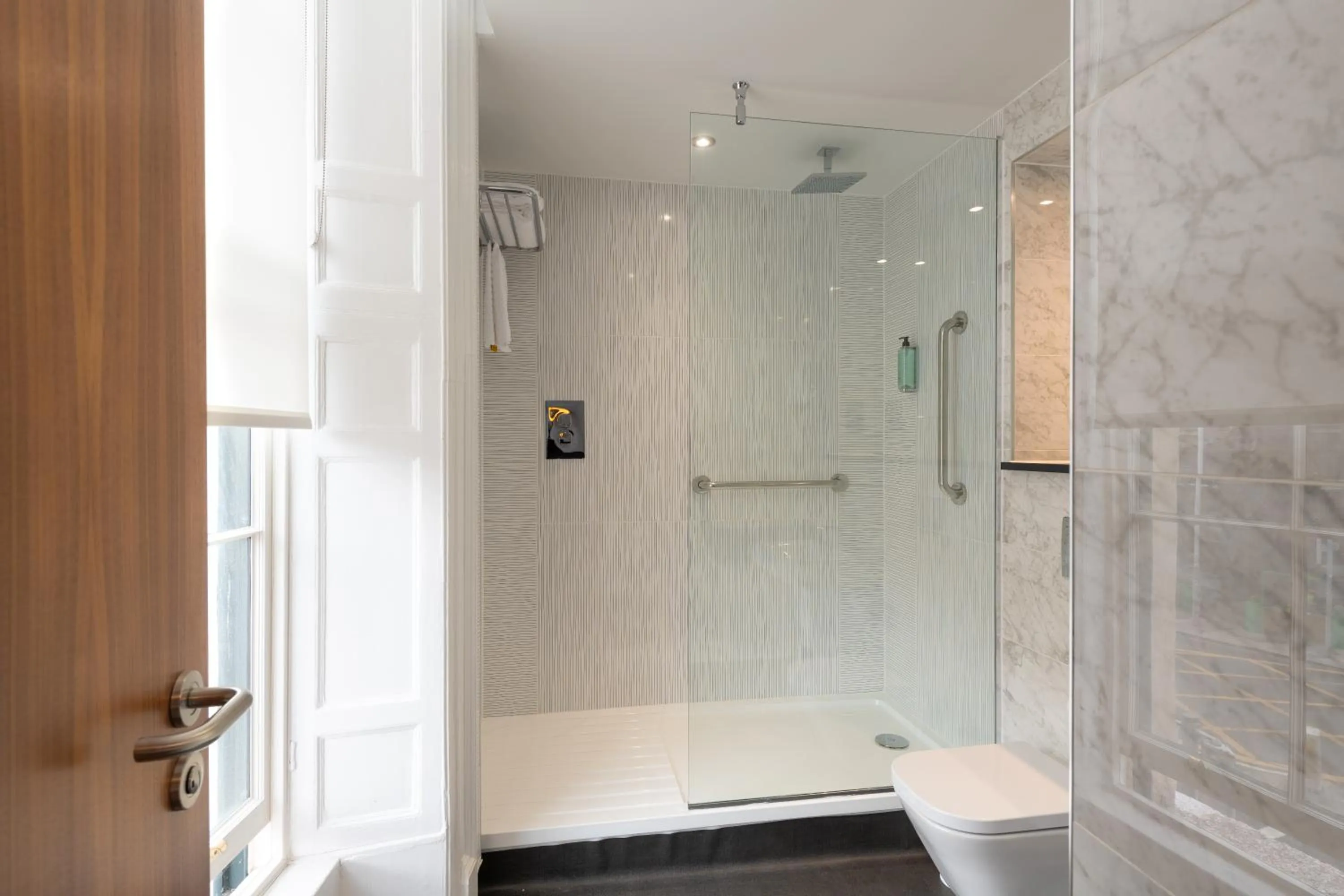 Shower in Keavan's Port Hotel, Dublin