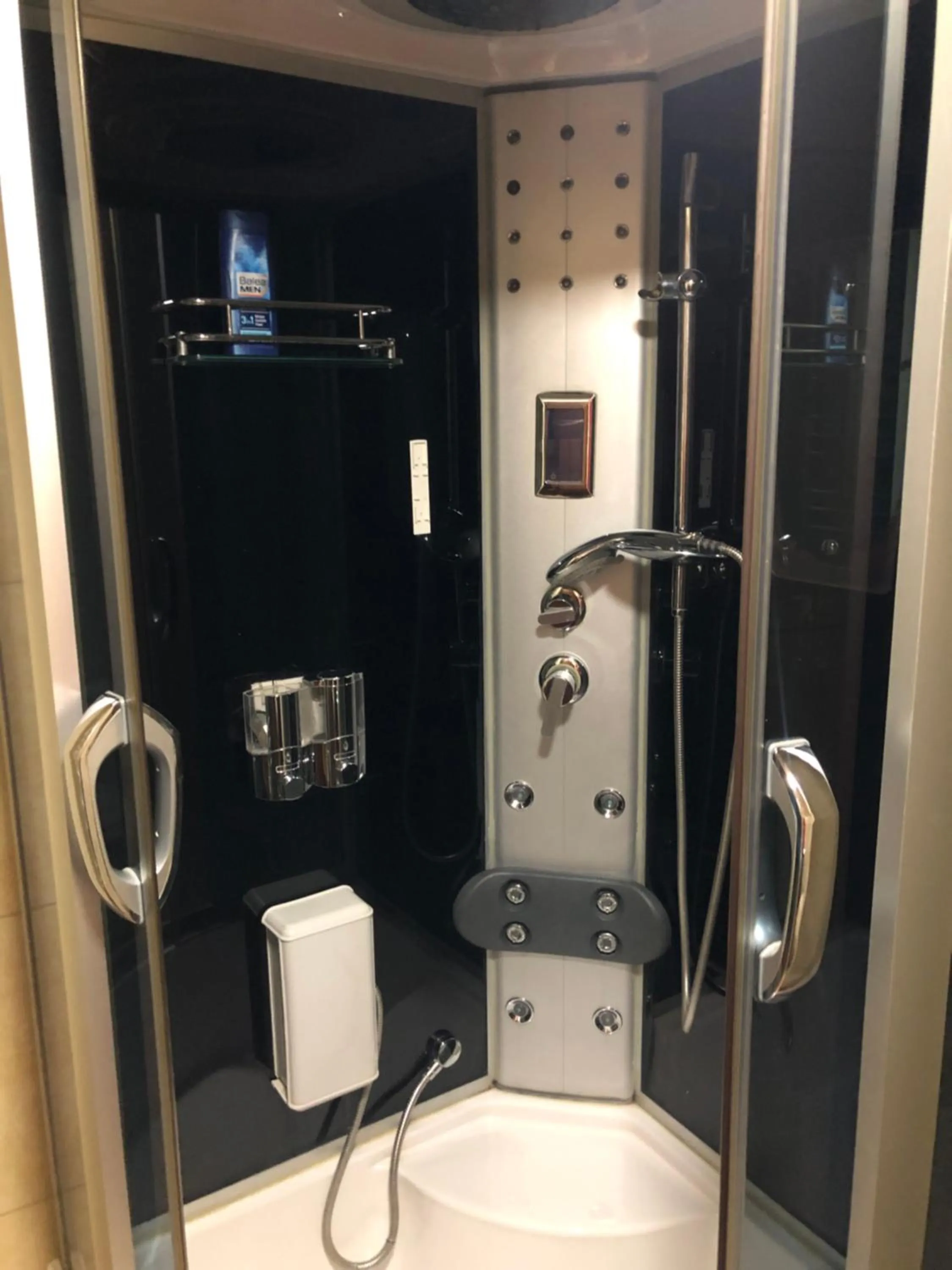 Shower in Hotel Royal