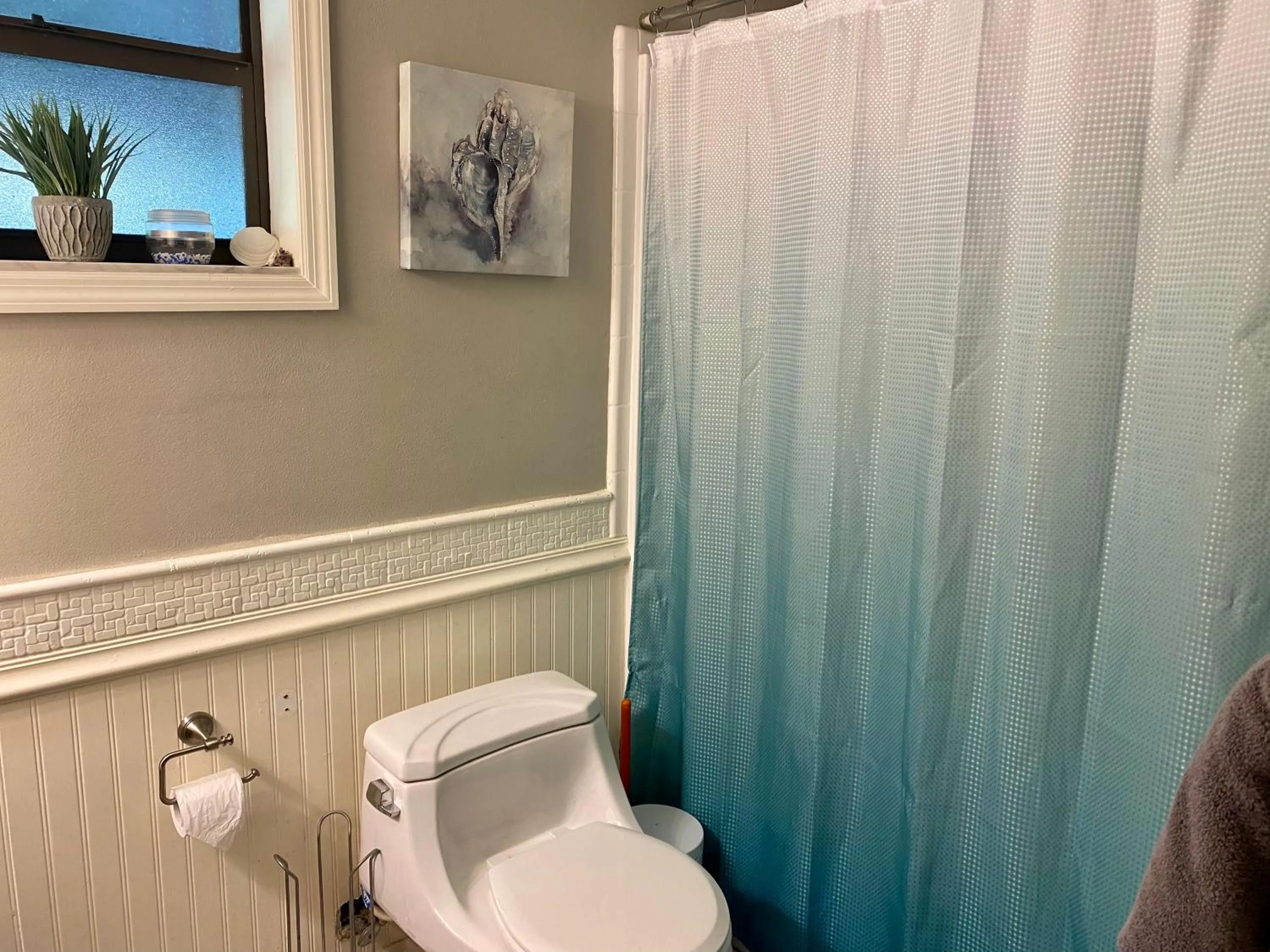 Toilet in Sunshine Acre 2B 2B King Master Suite, BIG Yard