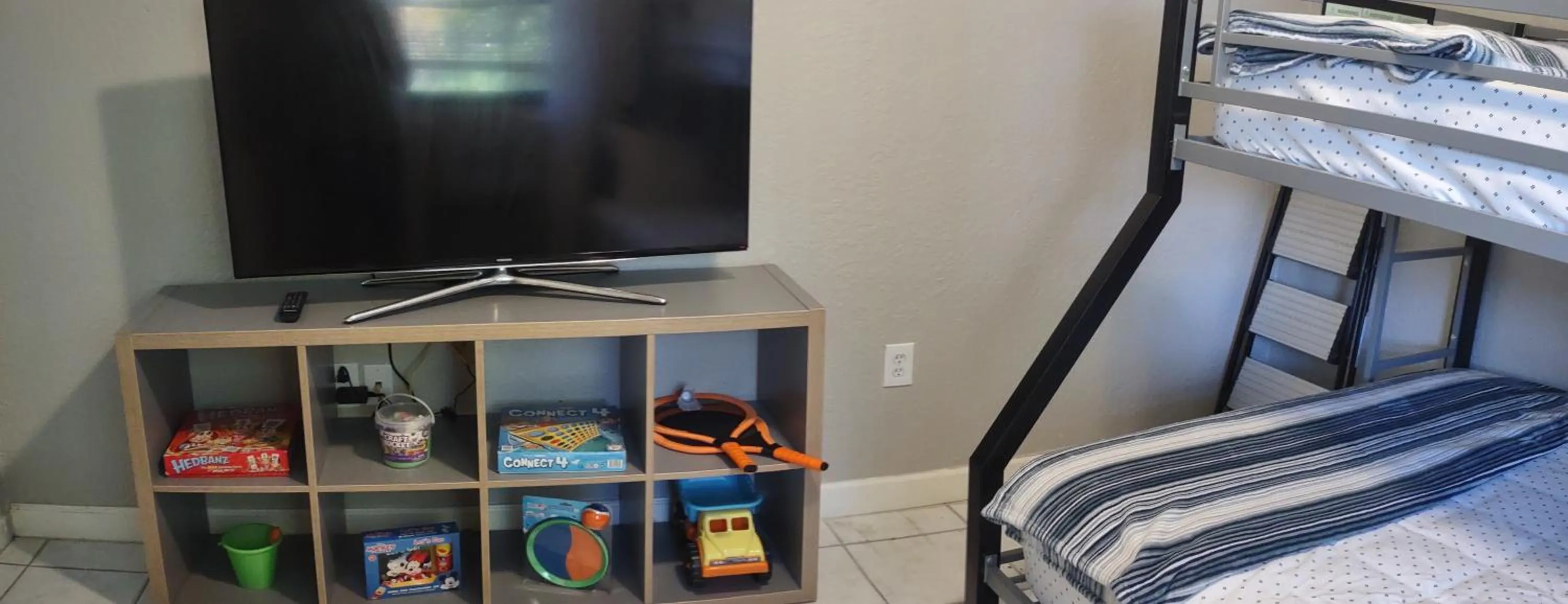 Bedroom, Bed in Sunshine Acre 2B 2B King Master Suite, BIG Yard