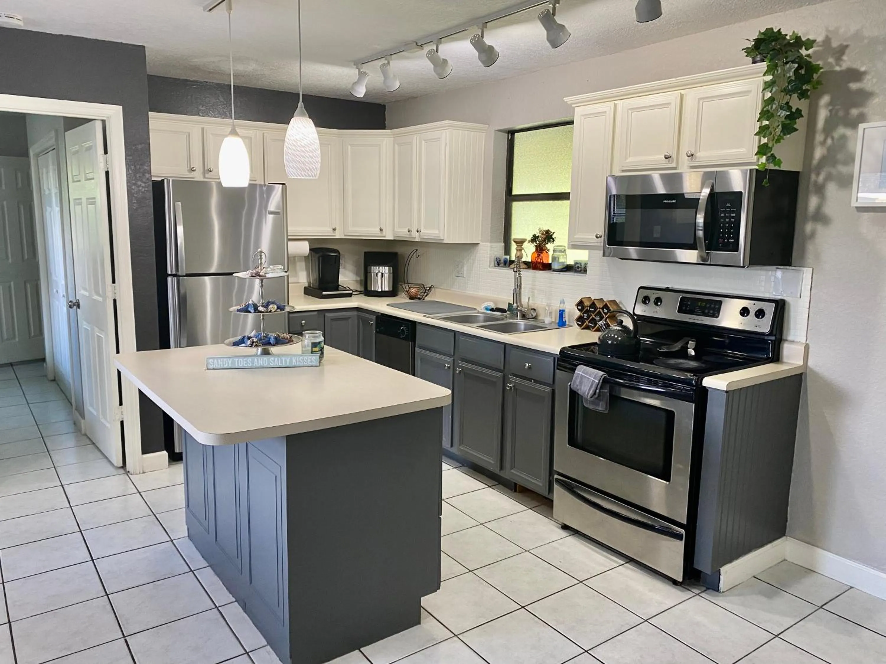 Kitchen or kitchenette in Sunshine Acre 2B 2B King Master Suite, BIG Yard