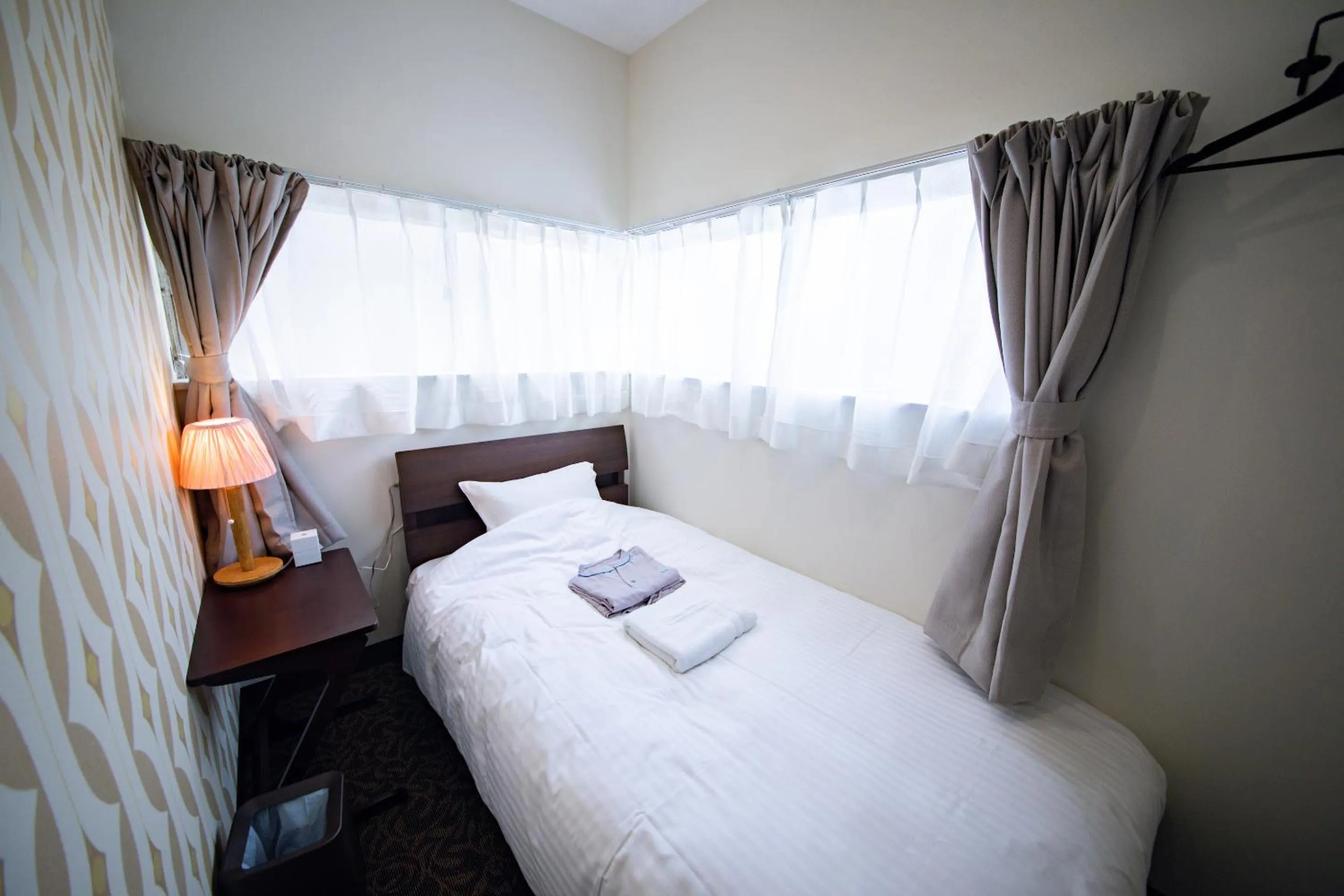 Photo of the whole room, Bed in tune HIGORO