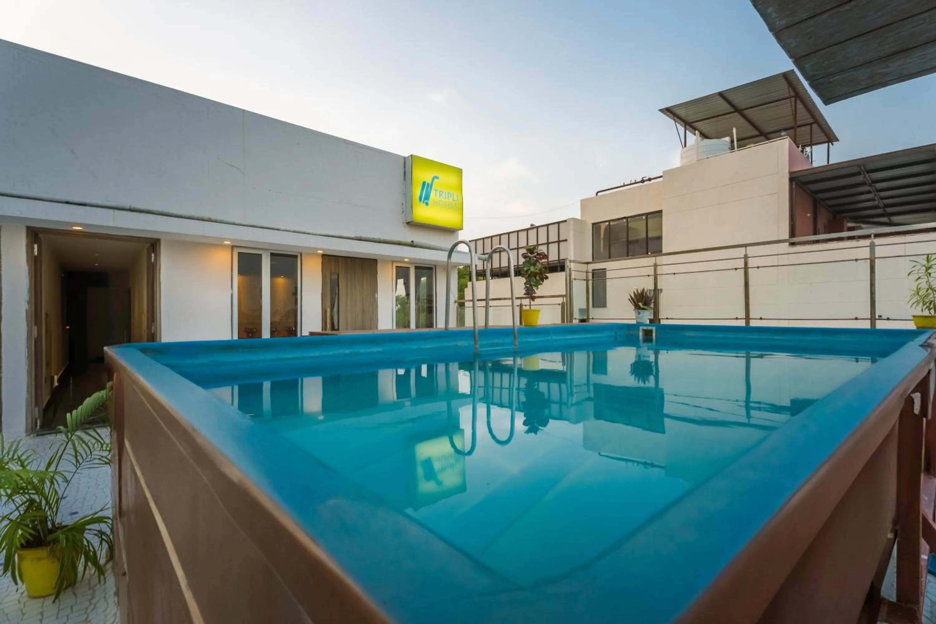 Swimming pool in Tripli Hotels Le Shelton